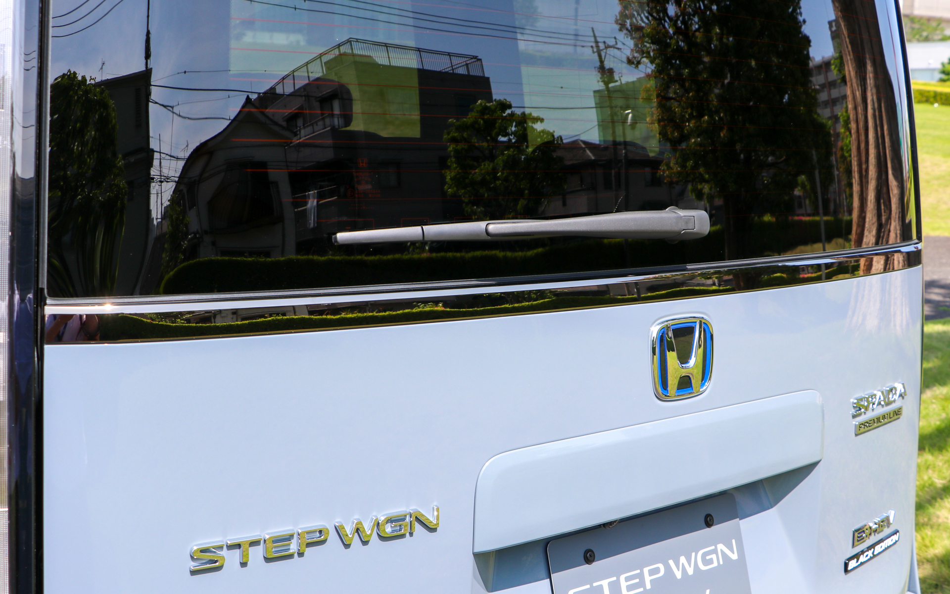 ブラッククロームメッキ仕様のテールゲートガーニッシュ