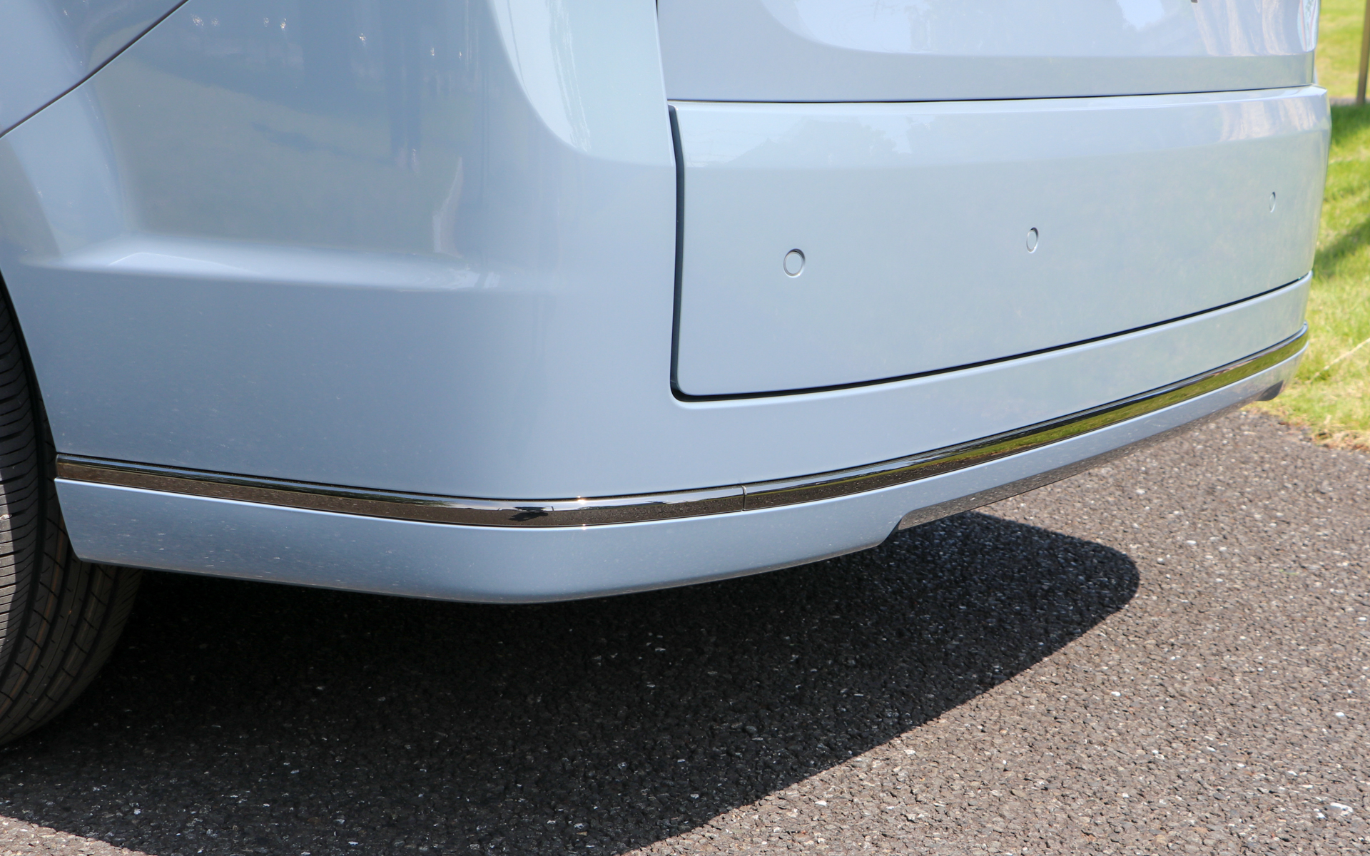 ブラッククロームメッキ仕様のリアロアーガーニッシュ