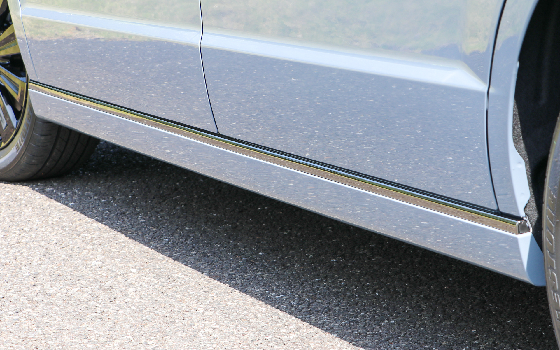 ブラッククロームメッキ仕様のサイドシルガーニッシュ