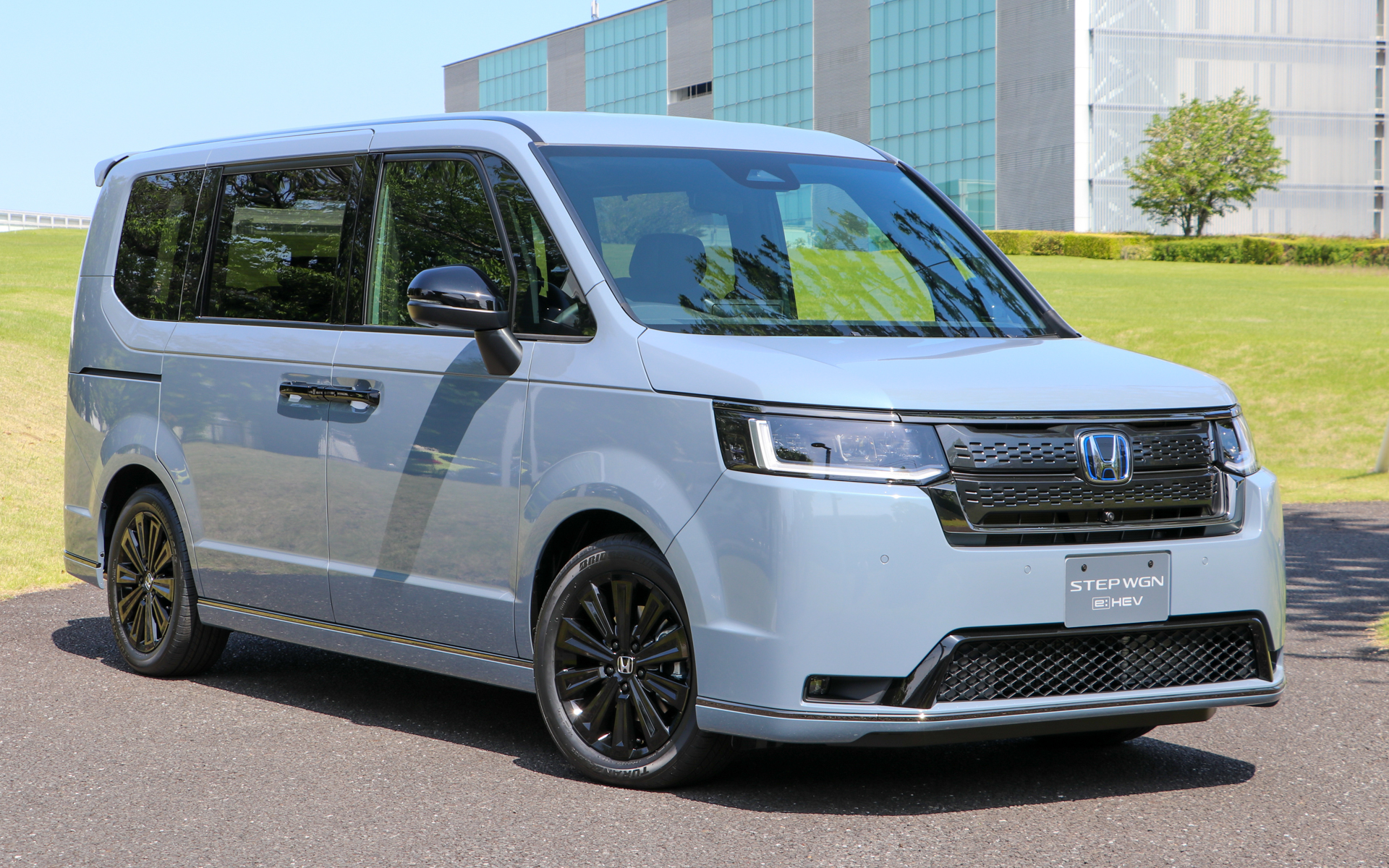 新グレード「e:HEV SPADA PREMIUM LINE BLACK EDITION」