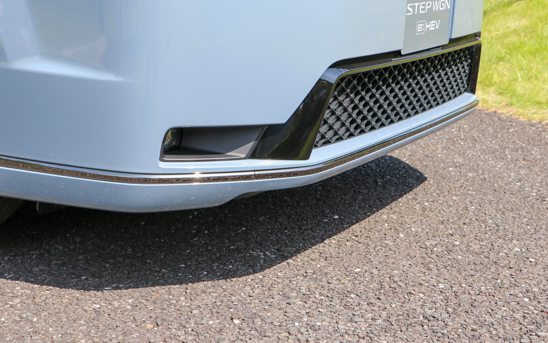 ブラッククロームメッキ仕様のフロントロアーガーニッシュ