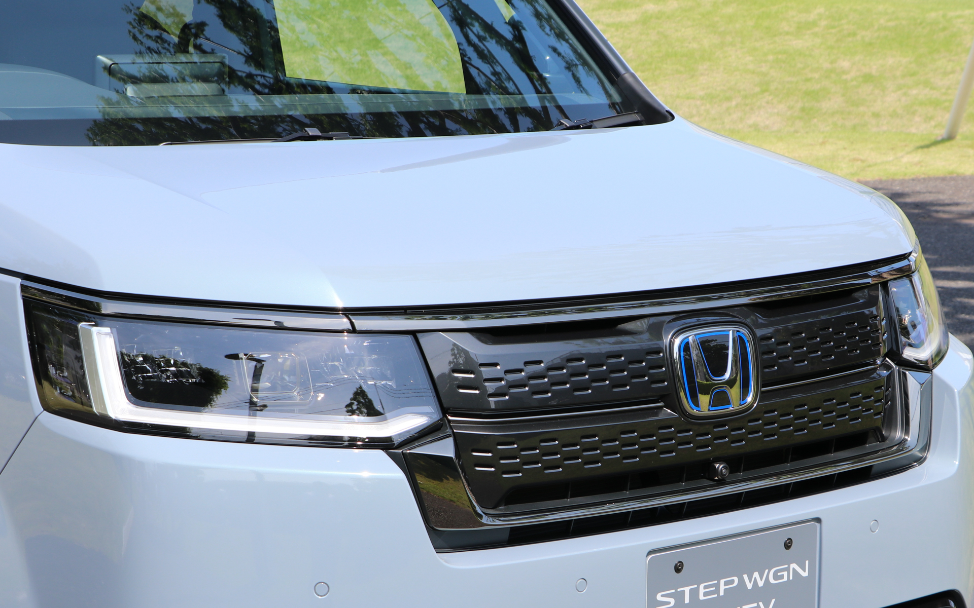 ブラッククロームメッキ仕様のフロントグリルガーニッシュ