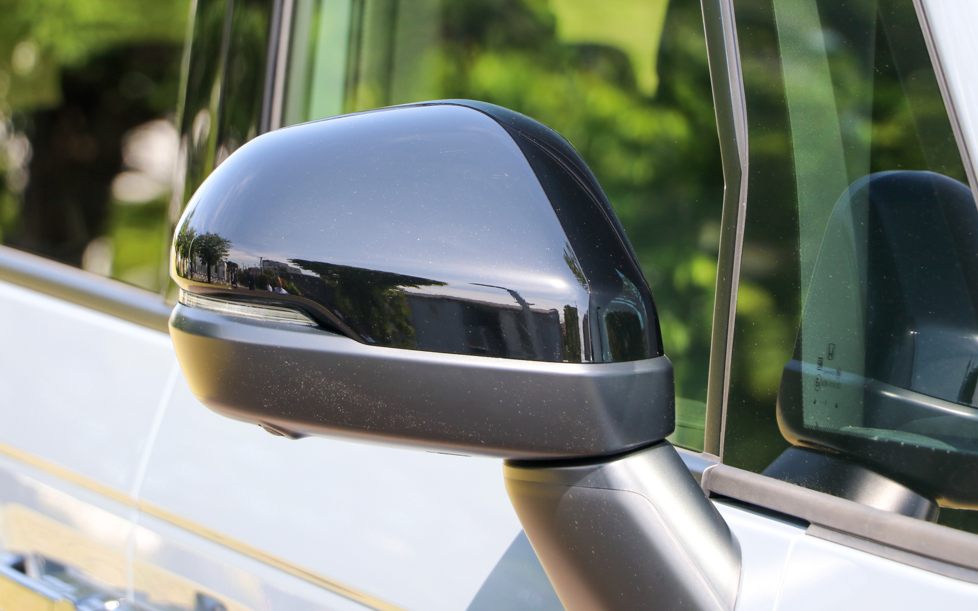 クリスタルブラック・パール仕上げのドアミラーカバー