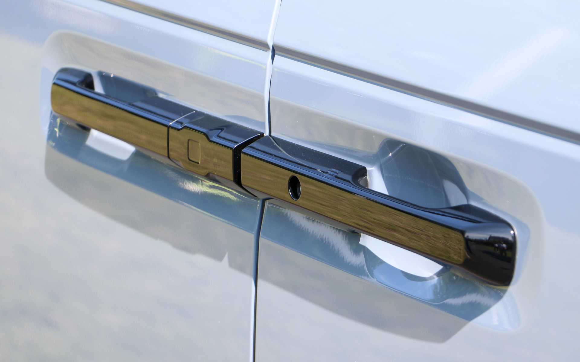 クリスタルブラック・パール仕上げのアウタードアハンドルは、ボディカラーがソニックグレー・パールとメテオロイドグレー・メタリックのみ