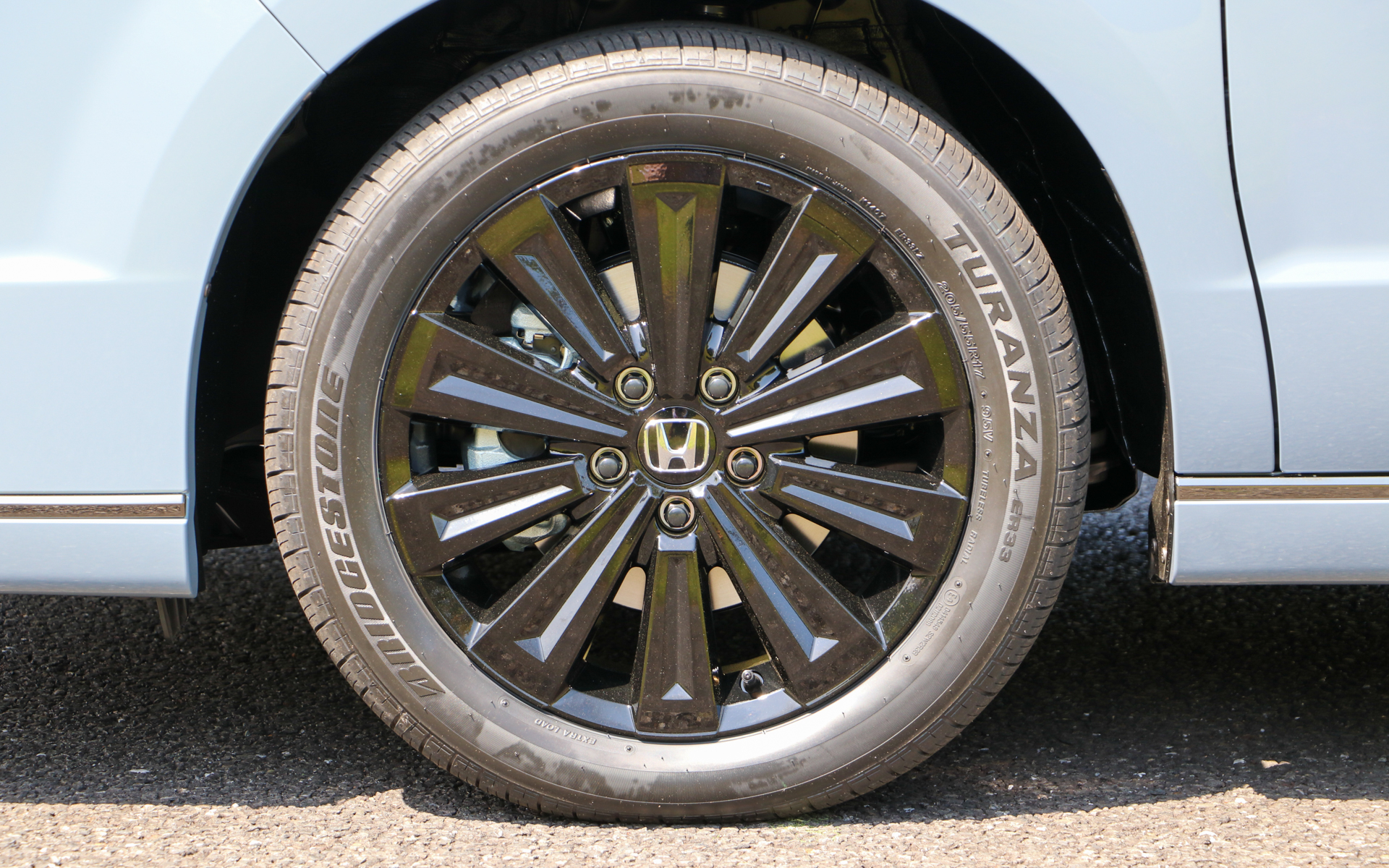 全面ベルリナブラック塗装を施した専用17インチアルミホイールとホイールナットもブラックを使用