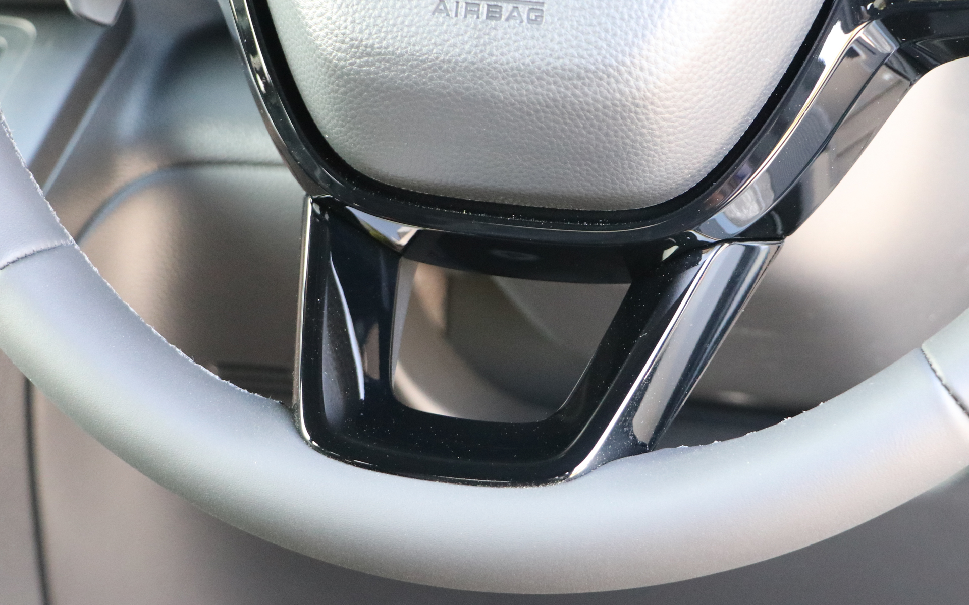 ステアリングロアーガーニッシュもピアノブラックにしてブラックを強調