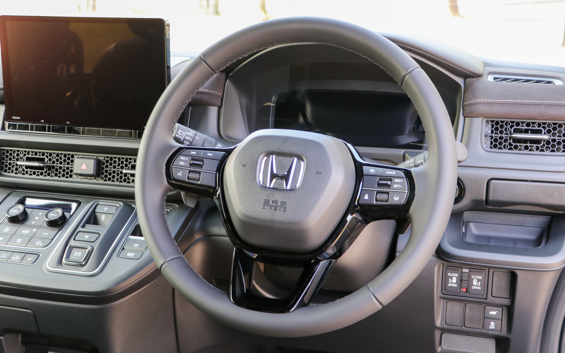 ステアリングロアーガーニッシュもピアノブラックにしてブラックを強調