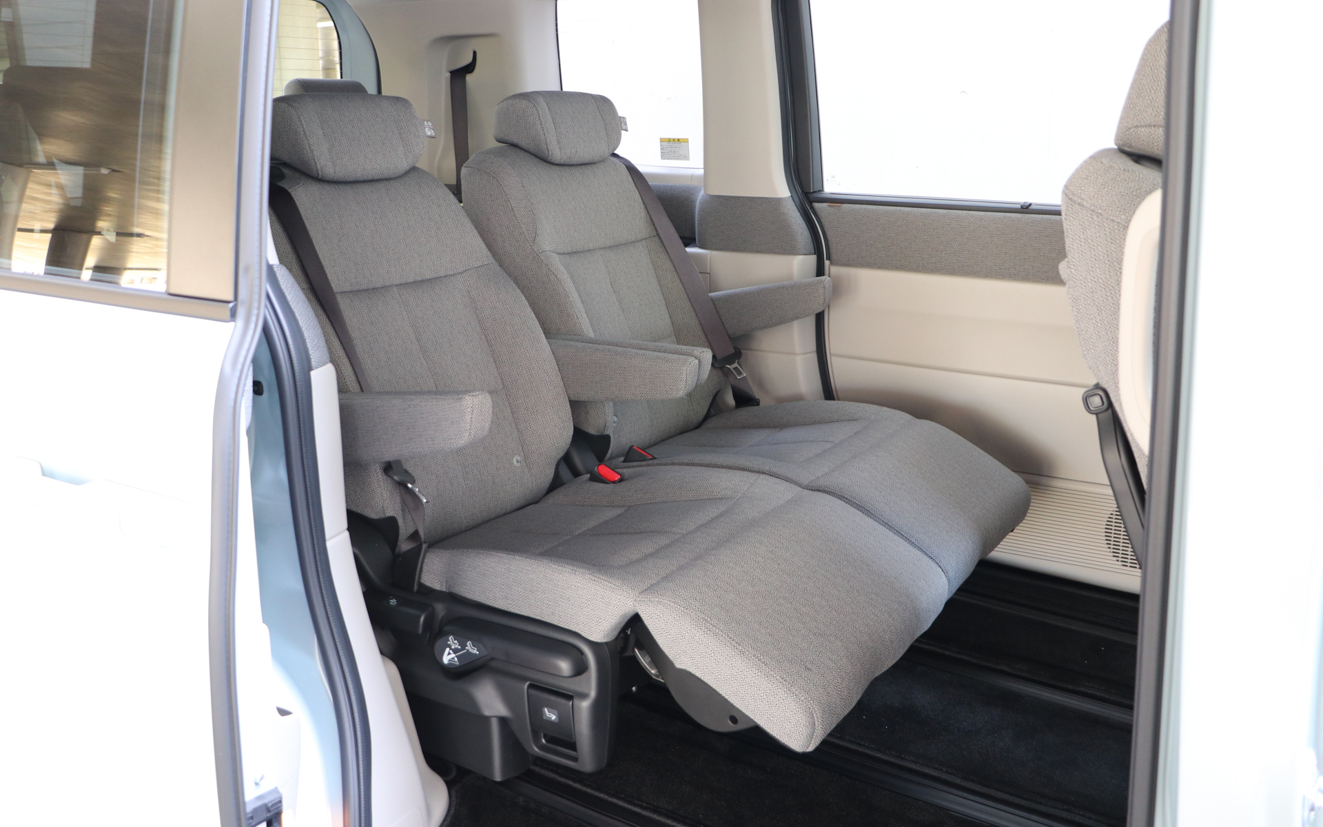 2列目オットマン（キャプテンシート）