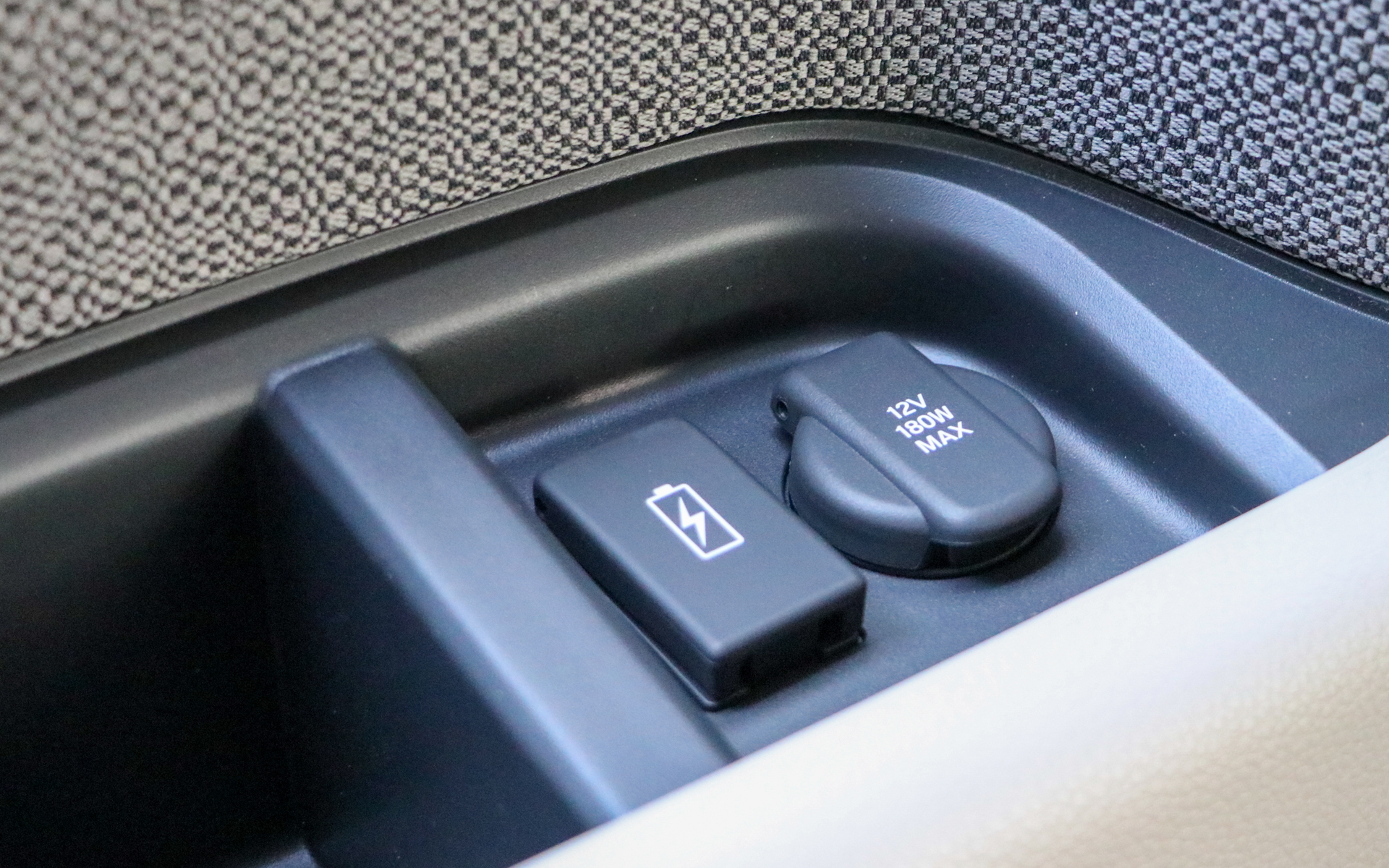 全席USBチャージャー（画像は3列目左側）