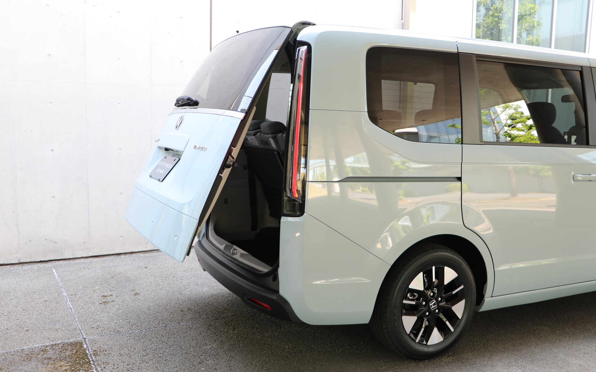 パワーテールゲートの最小開度は、これまでの約52度から今回の改良で約22度に半減。後方の必要スペースが約910mm→約480mmとなったことで、狭い駐車場などでもテールゲートを壁やガードレールなどにぶつけることなく荷物を取り出せるようになった