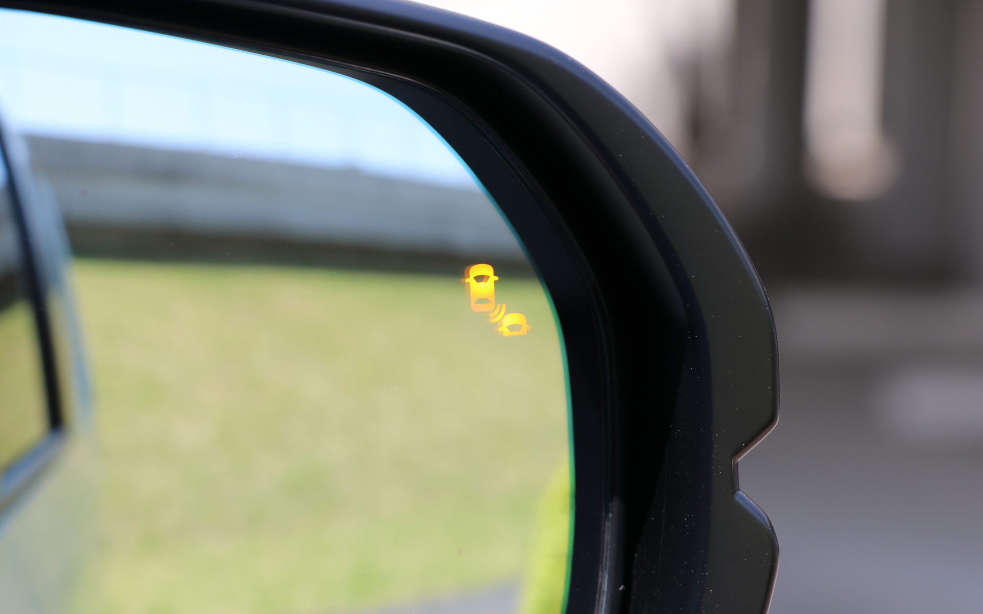 斜め後方からのクルマなどの接近を知らせてくれる「ブラインドスポットインフォメーション」は全車標準装備