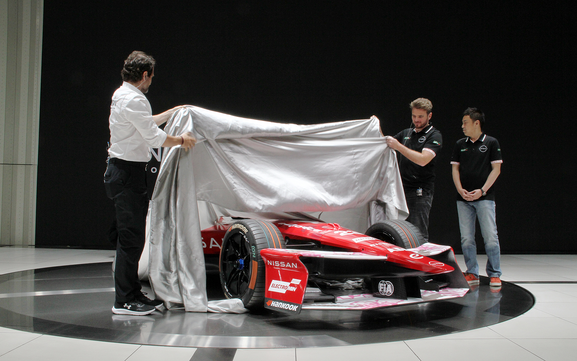 特別なデザインが施されたフォーミュラEマシンのアンベール