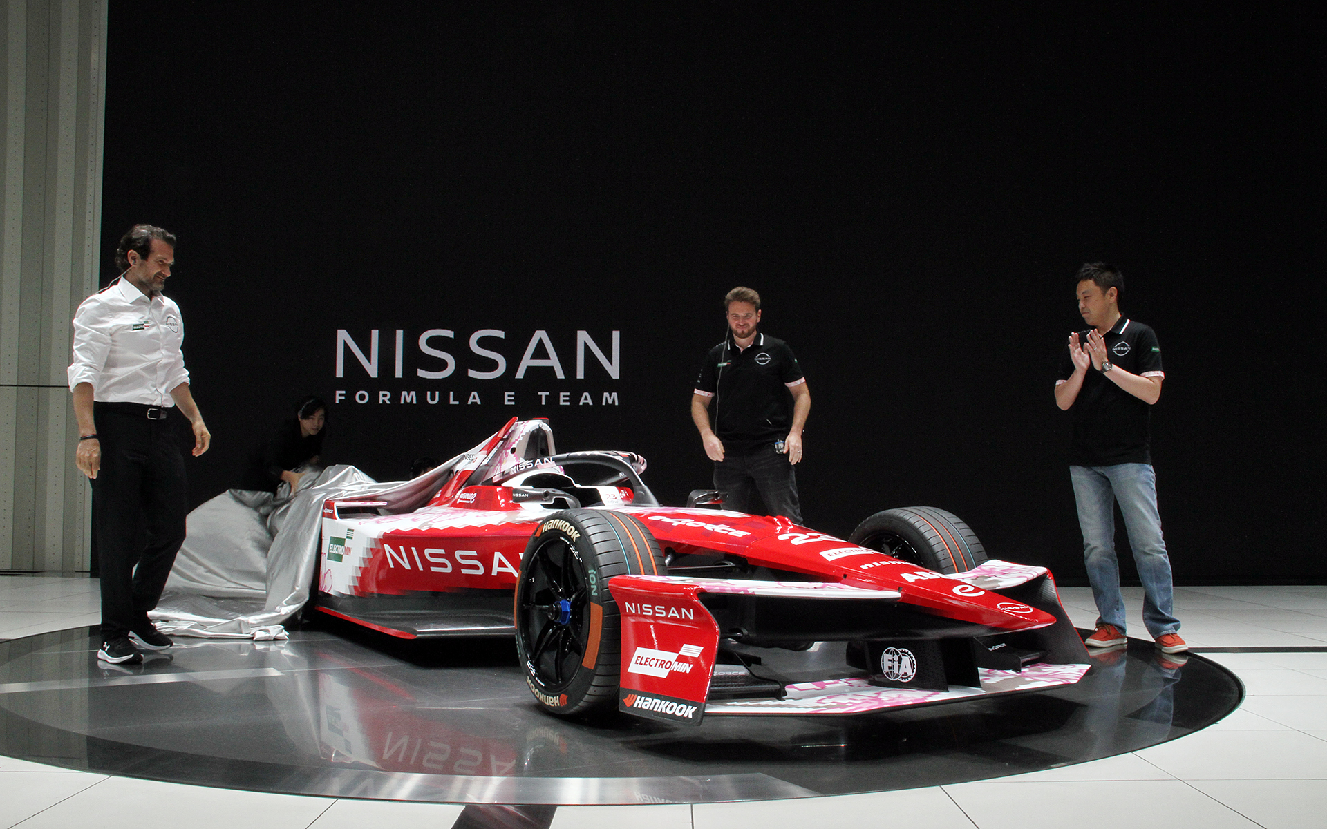 特別なデザインが施されたフォーミュラEマシンのアンベール