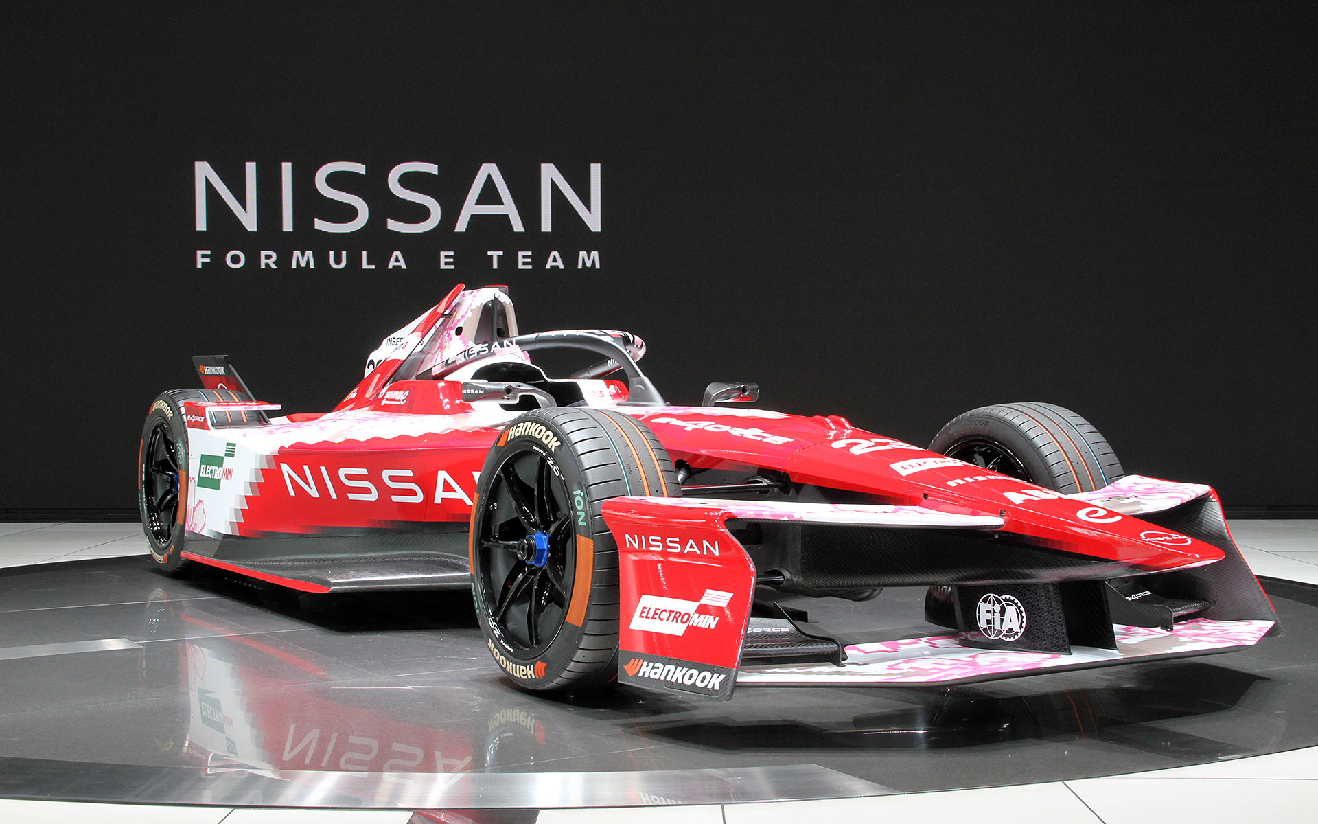 日産は東京でのホームレースを記念してイラストレーター吉田健太郎氏とコラボレーションし、初制作となるEVレースゲーム「NISMO Electric Racer Tokyo」を発表。会場では桜をテーマにした既存のデザインに同ゲームのユニークなビジュアルを反映した特別版の車両デザインが披露された