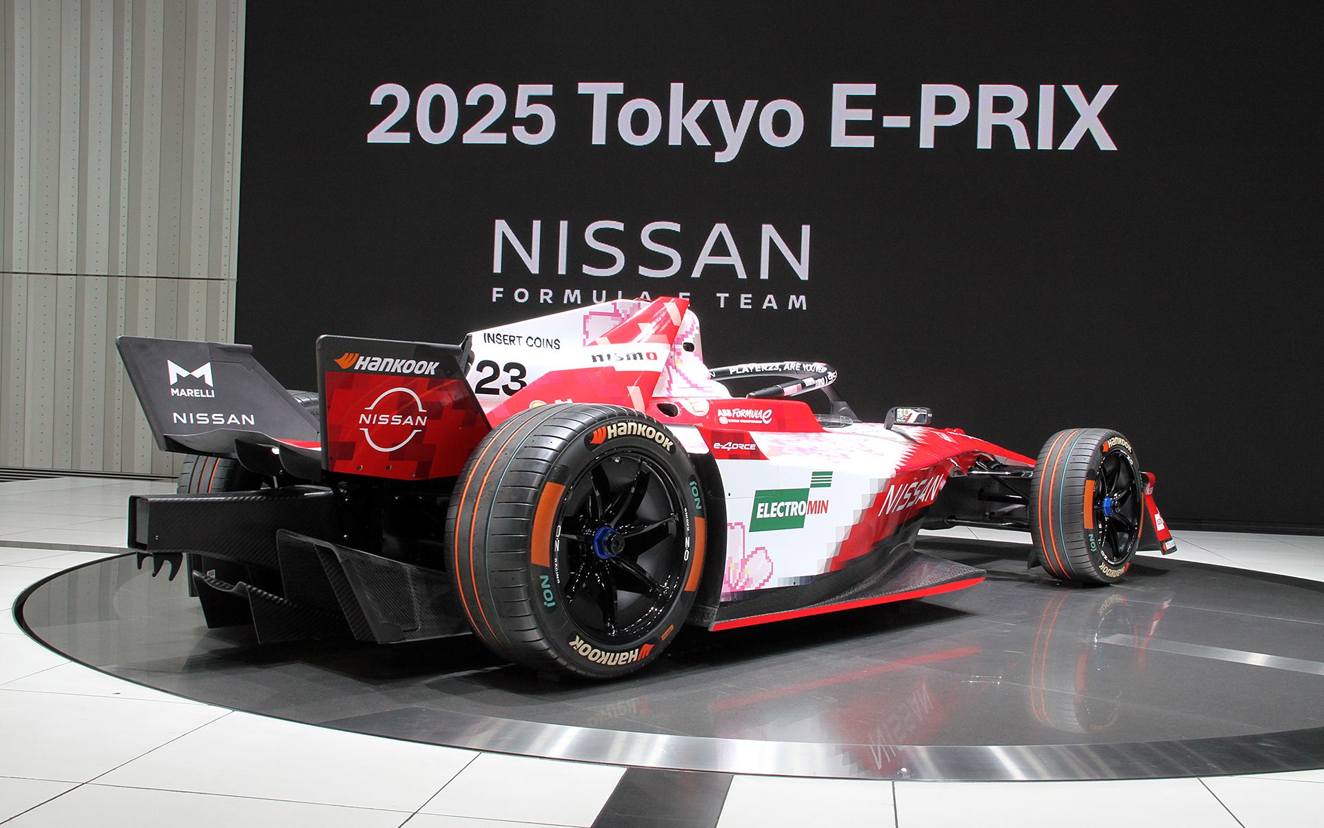 日産は東京でのホームレースを記念してイラストレーター吉田健太郎氏とコラボレーションし、初制作となるEVレースゲーム「NISMO Electric Racer Tokyo」を発表。会場では桜をテーマにした既存のデザインに同ゲームのユニークなビジュアルを反映した特別版の車両デザインが披露された