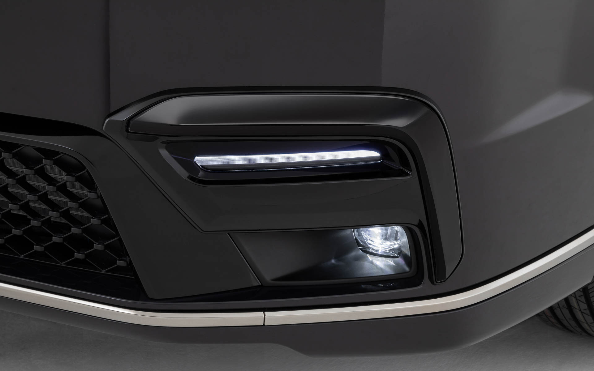 フォグライトガーニッシュ（LEDビームライト付き/クリスタルブラック・パール）