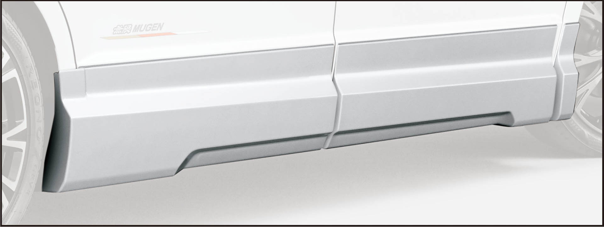 サイドビューにボリュームを出しながら、フロントからリアへの奥行きを強調したデザインとし、よりワイド＆ローな印象を与えるサイドガーニッシュ。標準装備サイドスポイラーより約20mmダウン