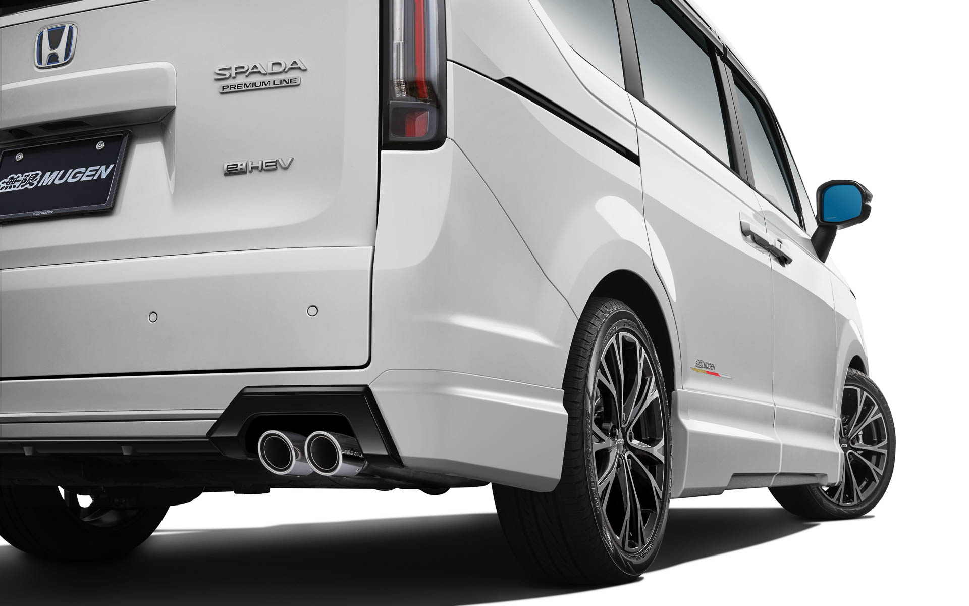 迫力あるスポーティなサウンドとチタン製のデュアルフィニッシャーにより、存在感のあるスタイリングを実現するスポーツサイレンサー。リアアンダースポイラーとの同時装着が必要。e:HEV、ガソリン車ともにFF車への設定となる