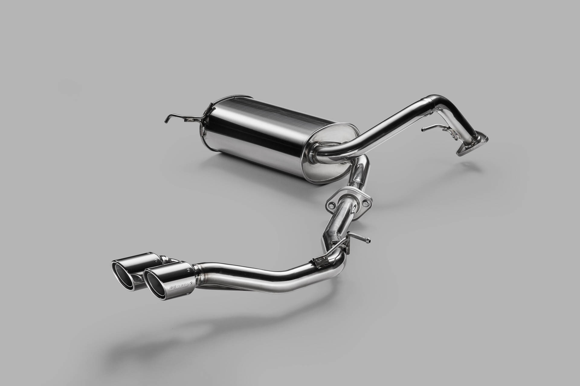 迫力あるスポーティなサウンドとチタン製のデュアルフィニッシャーにより、存在感のあるスタイリングを実現するスポーツサイレンサー。リアアンダースポイラーとの同時装着が必要。e:HEV、ガソリン車ともにFF車への設定となる