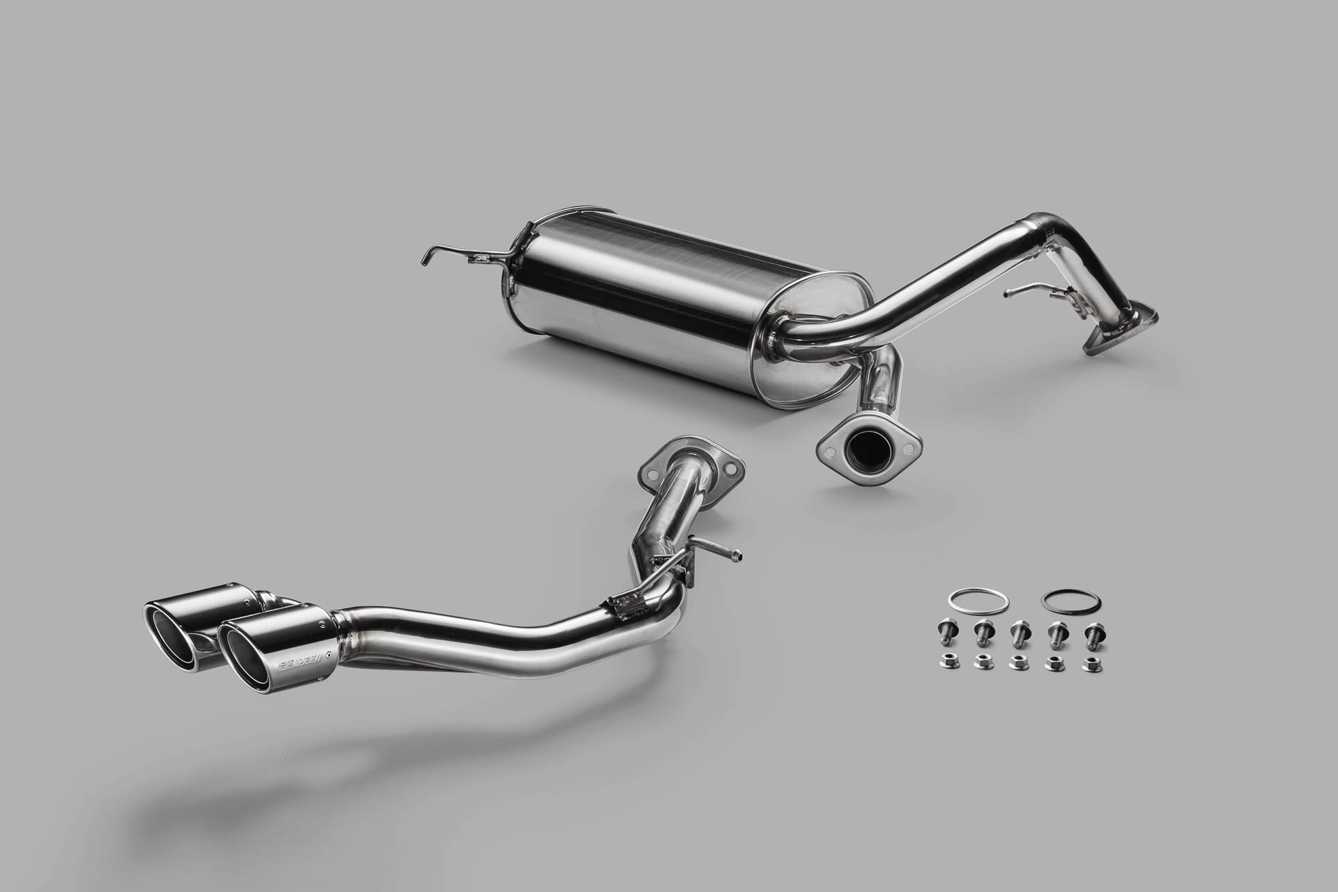 迫力あるスポーティなサウンドとチタン製のデュアルフィニッシャーにより、存在感のあるスタイリングを実現するスポーツサイレンサー。リアアンダースポイラーとの同時装着が必要。e:HEV、ガソリン車ともにFF車への設定となる