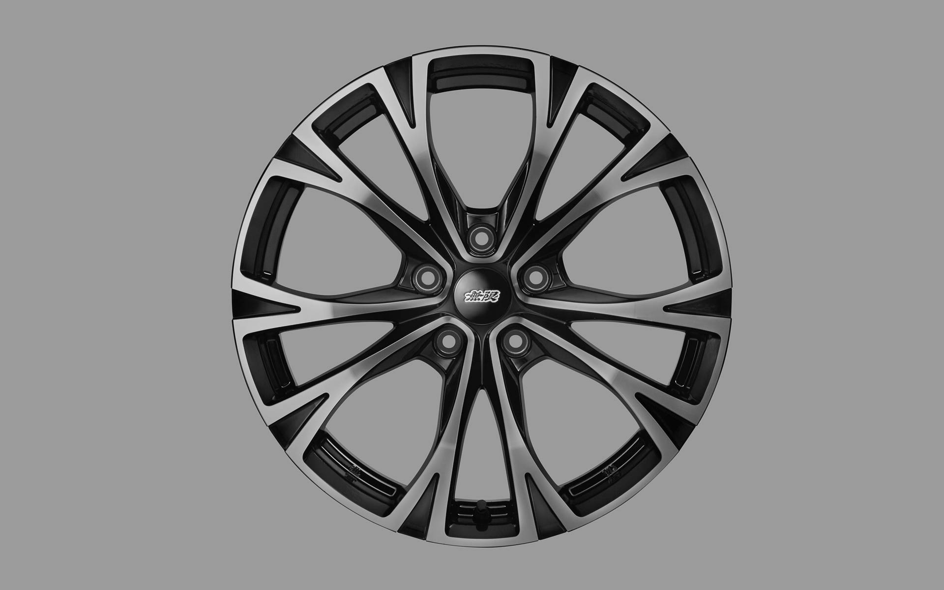 10本スポークを基調に、リム部でツインスポークとする特徴的なデザインのアルミホイール「MDW」。カラーはブラック塗装に切削加工を施し、ブラッククリア塗装で仕上げたブラッククリアミラーフェイスを設定。サイズは18×7.5J インセット40