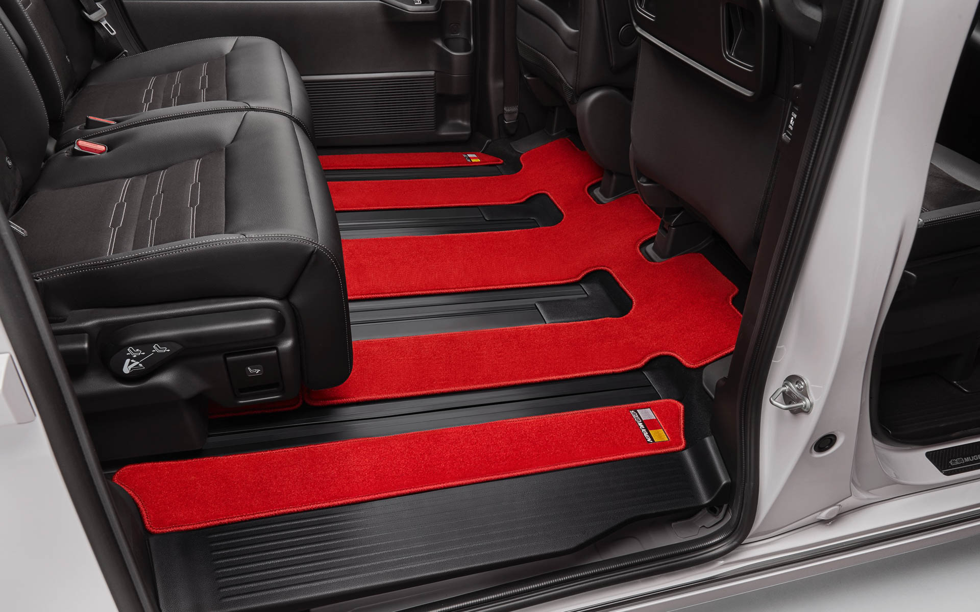 スポーツマットの装着イメージ（セカンドシート）