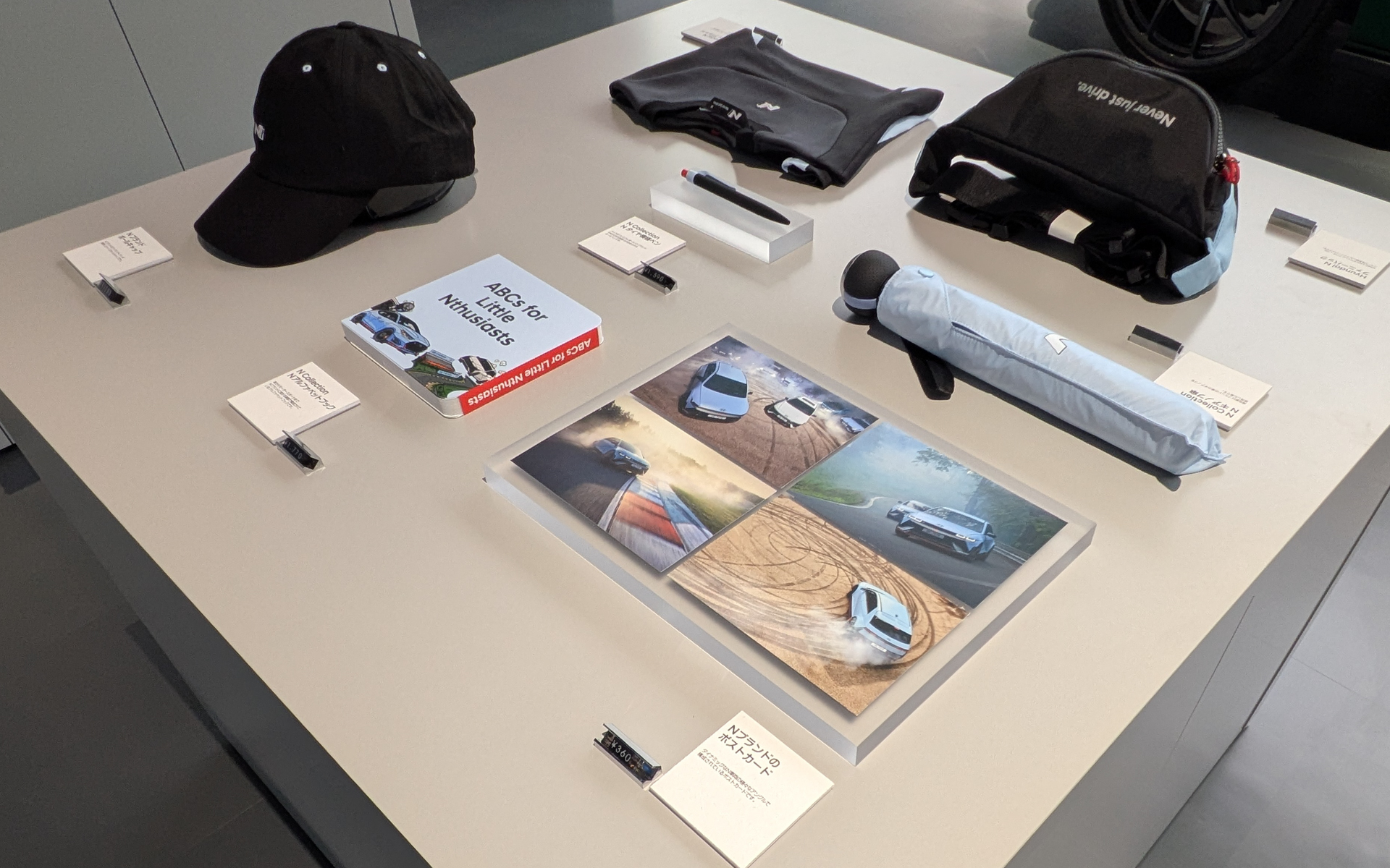 ヒョンデオフィシャルグッズ「Hyundai Collection」も販売。直接購入できるのは現在はCXC大阪だけ