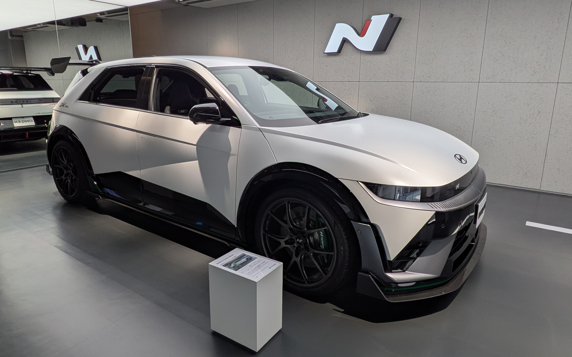 “ドリキン”こと土屋圭市氏監修の「アイオニック 5 N」専用パフォーマンスパーツパッケージ「DK Edition」も展示してNの世界観を表現