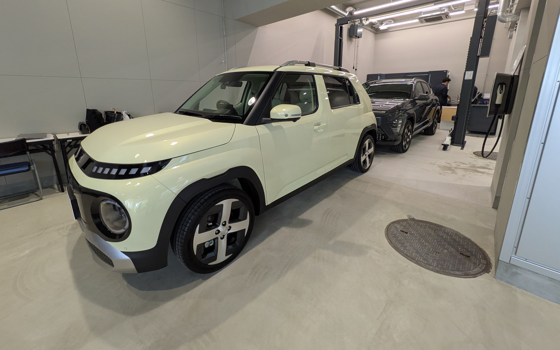 メンテナンス用のリフトや120kWの急速充電設備も完備している