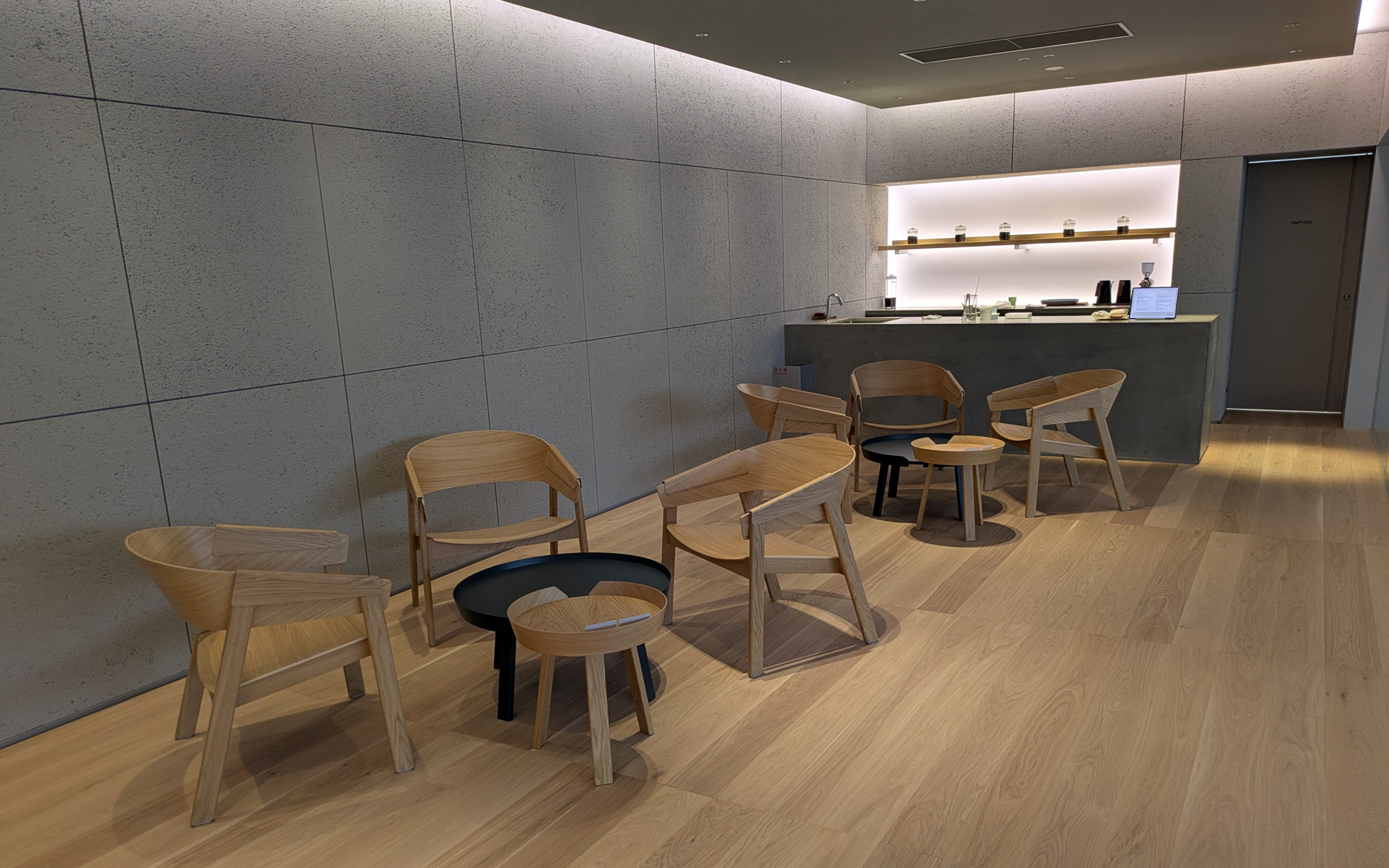 2階のラウンジルームには喫茶店もあり、ゆっくりと休憩できる