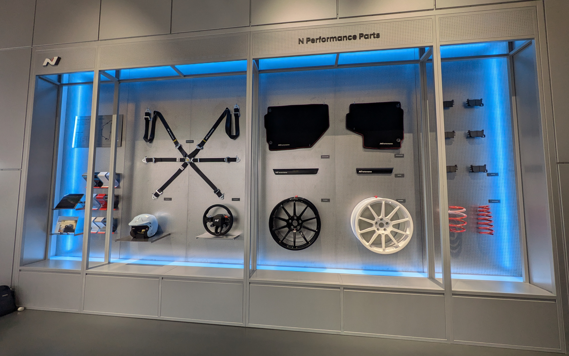 1階は「アイオニック 5」「インスター」を展示するほか、チューニングパーツなども展示している