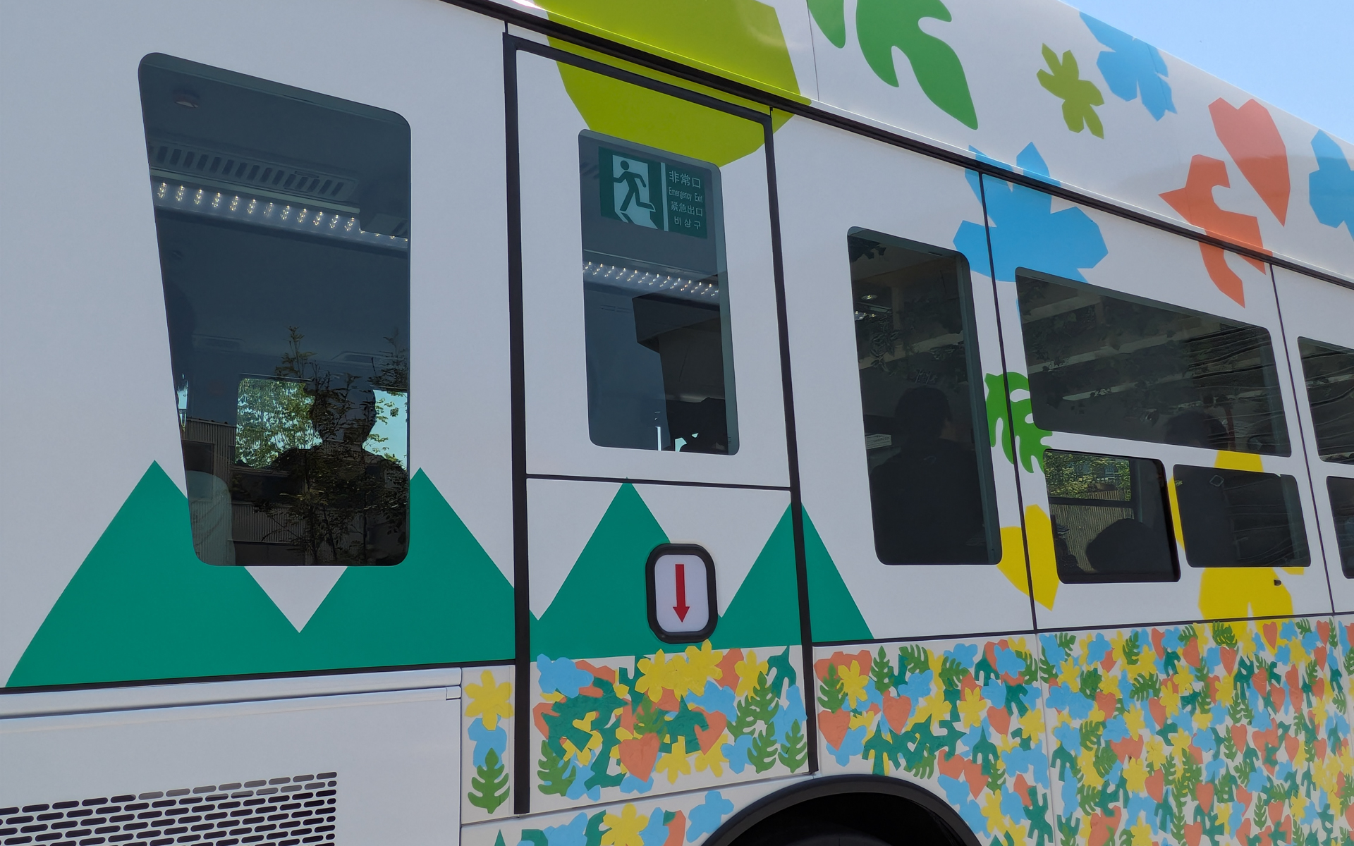 万博会場に調和したカラーリングが施されている