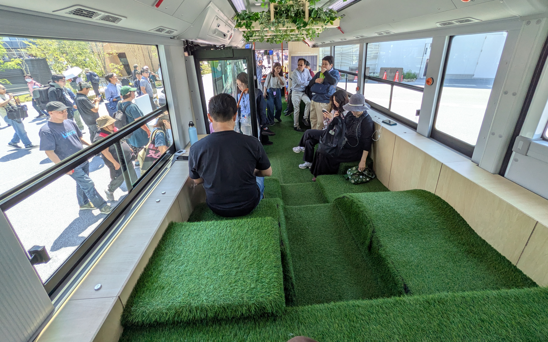 車内は人工芝で緑があふれている