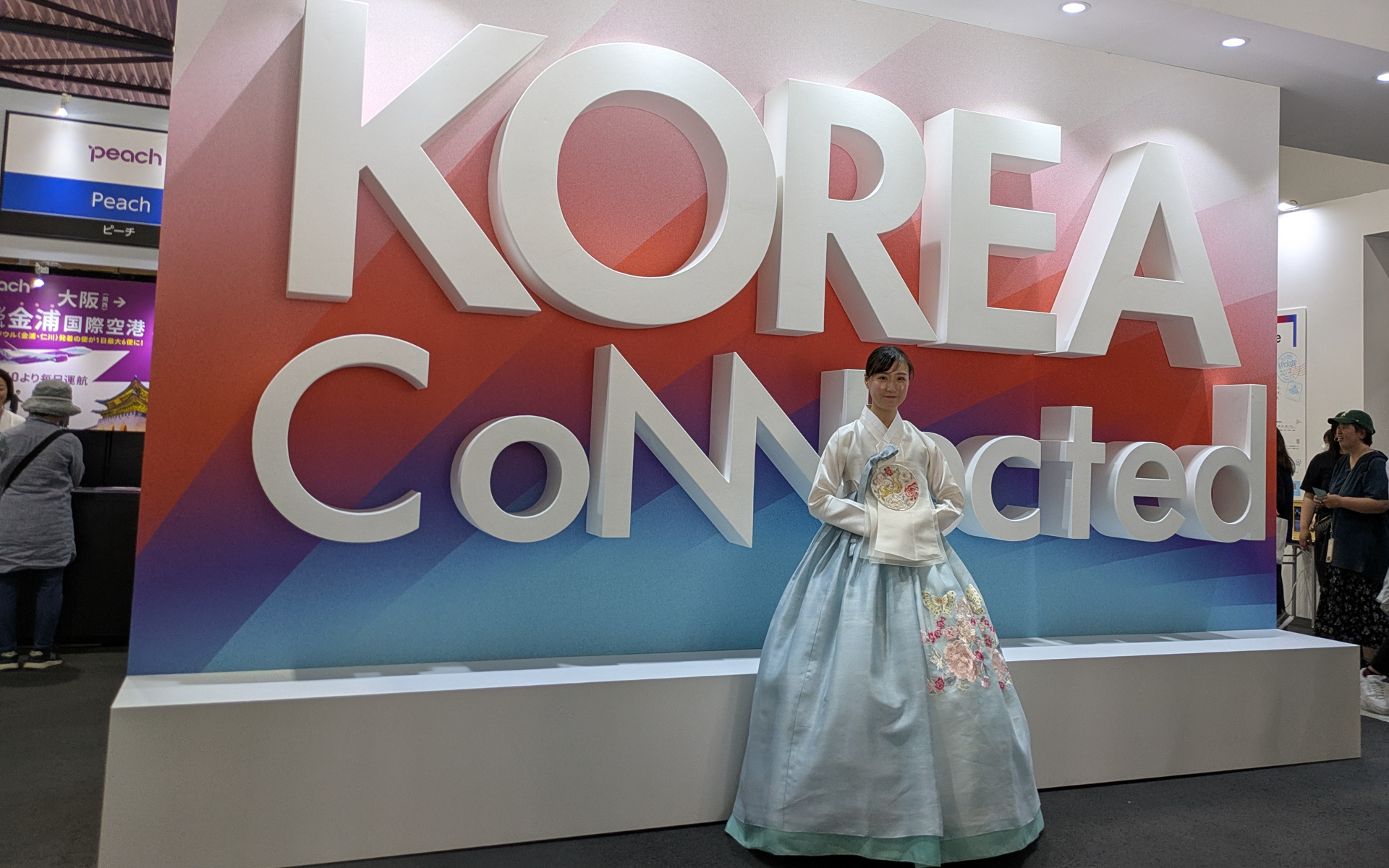KOREA CoNNected 韓国観光フェスタに入ると、民族衣装を着たスタッフがお出迎え