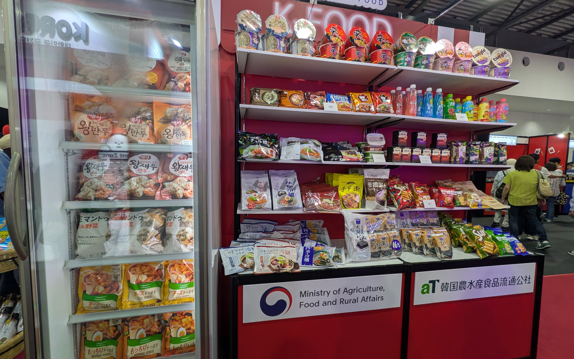 インスタント食品や冷凍食品も購入可能