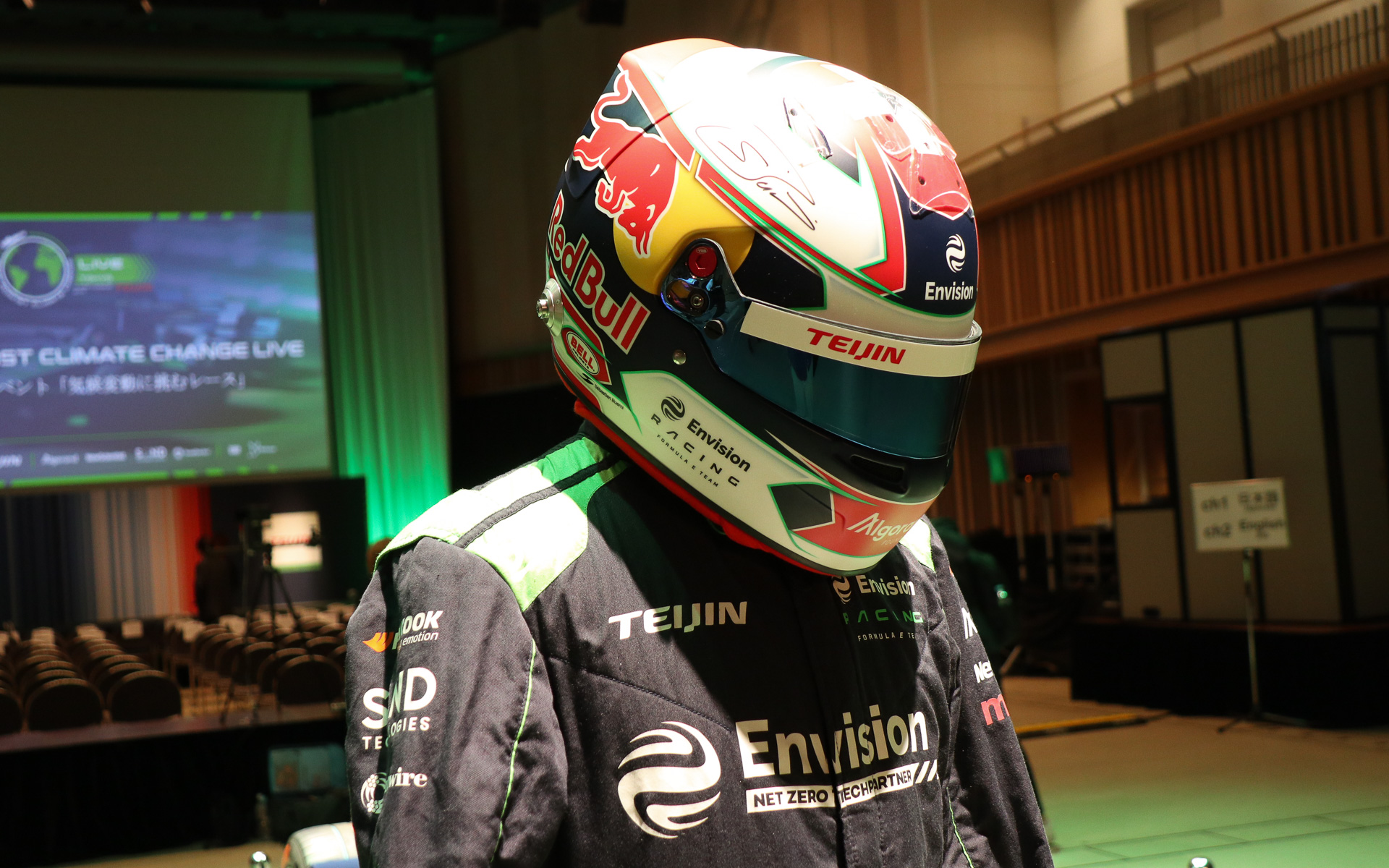 環境啓発イベント「RACE AGAINST CLIMATE CHANGE TOKYO」で展示されたセバスチャン・ブエミ選手のレーシングスーツとヘルメット