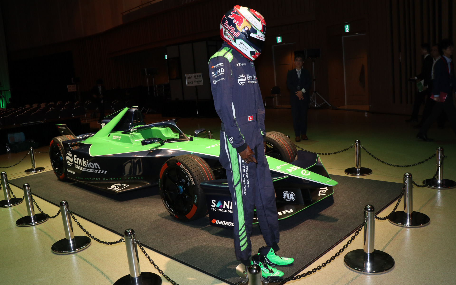 ブエミ選手のスーツとヘルメットはERTのフォーミュラEマシンと並んで会場後方に展示されていた