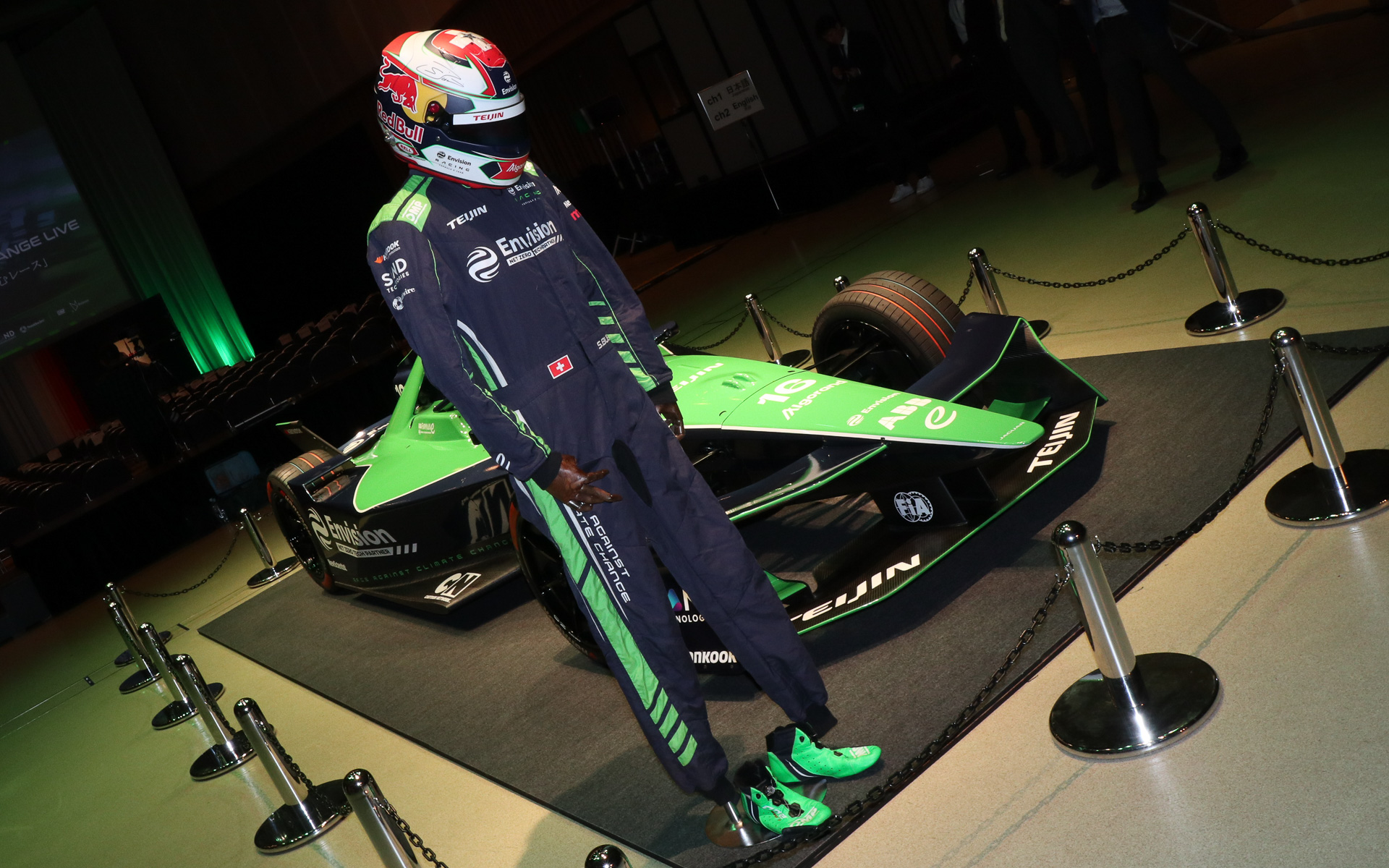 ブエミ選手のスーツとヘルメットはERTのフォーミュラEマシンと並んで会場後方に展示されていた