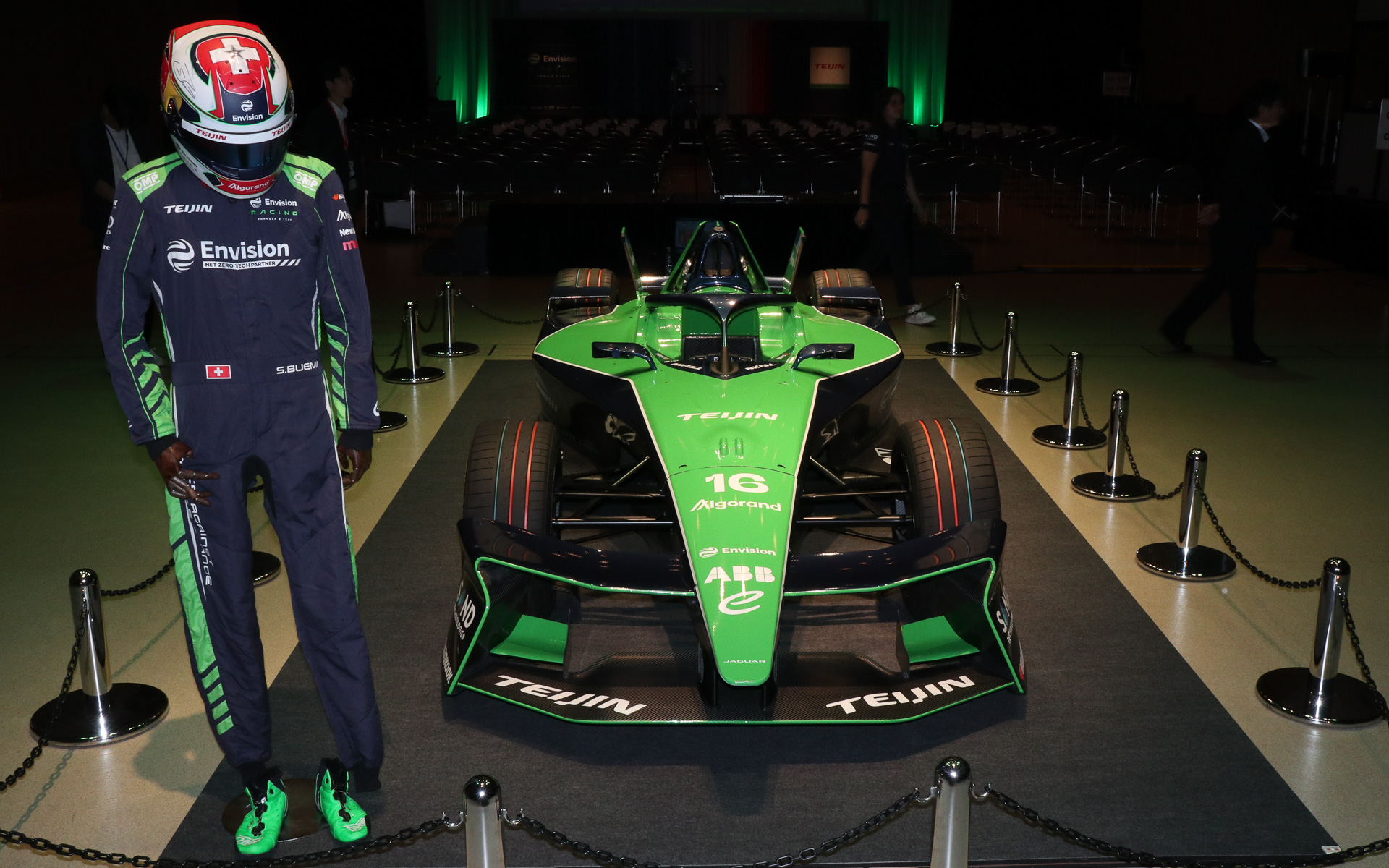 ウエストベルトに「S.BUEMI」の文字