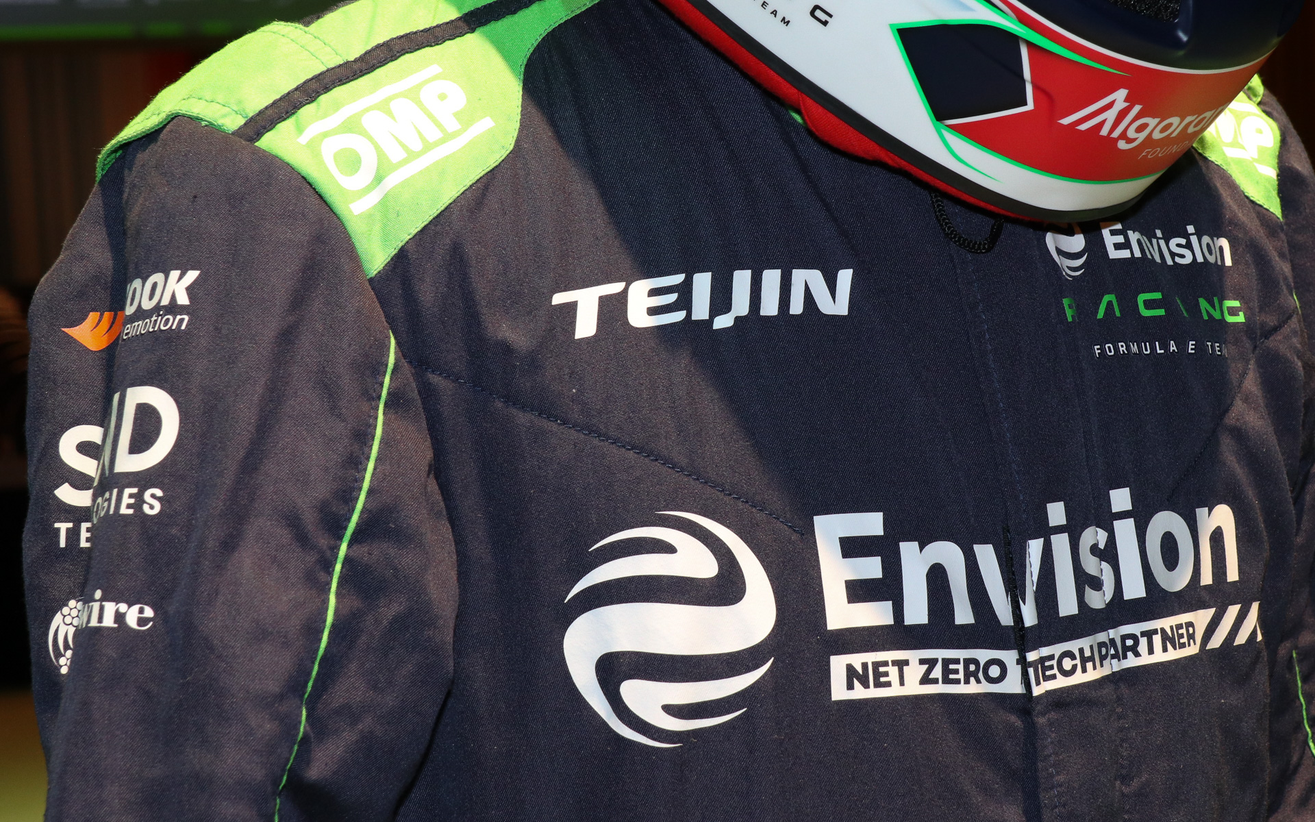 右肩部分には「TEIJIN」のロゴマークが入っている