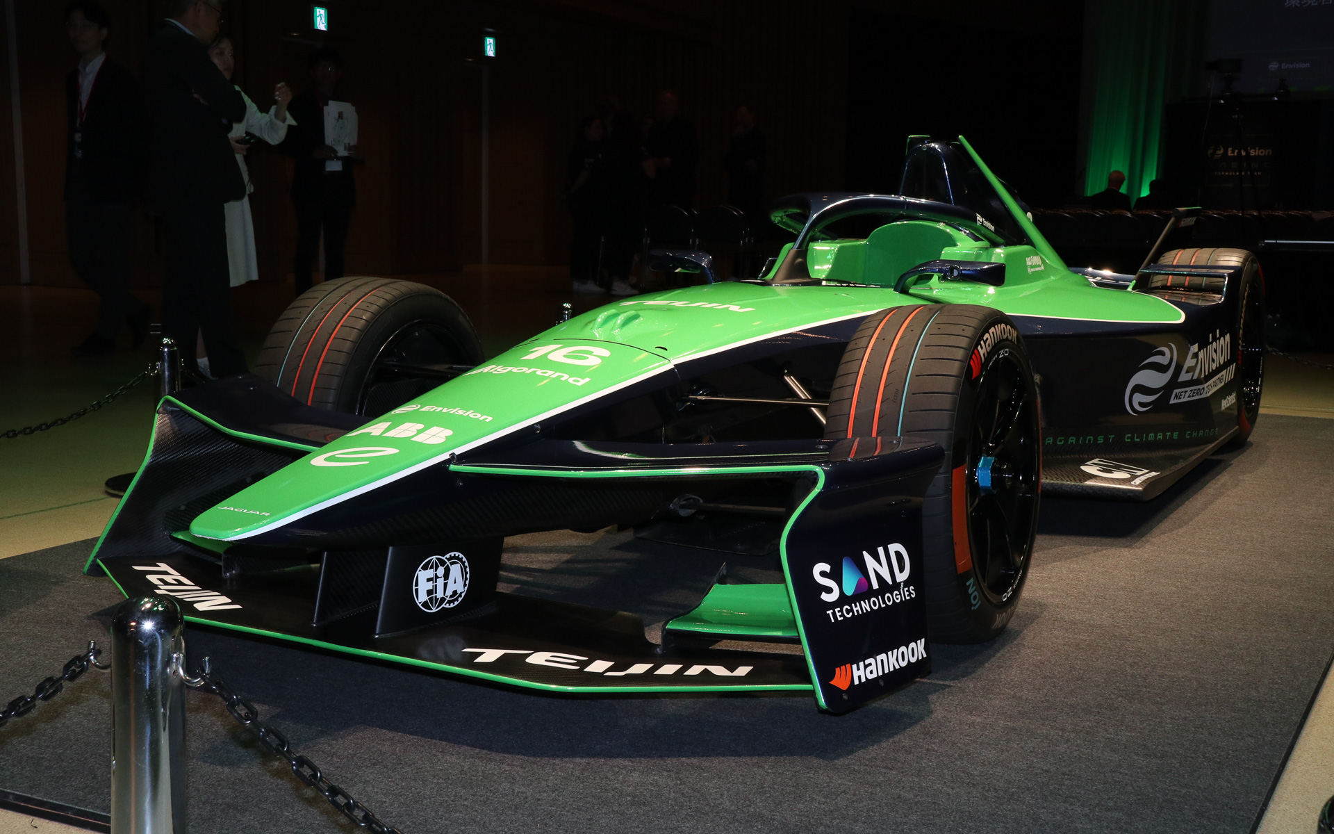 マシンもブエミ選手が担当する16号車が展示されていた