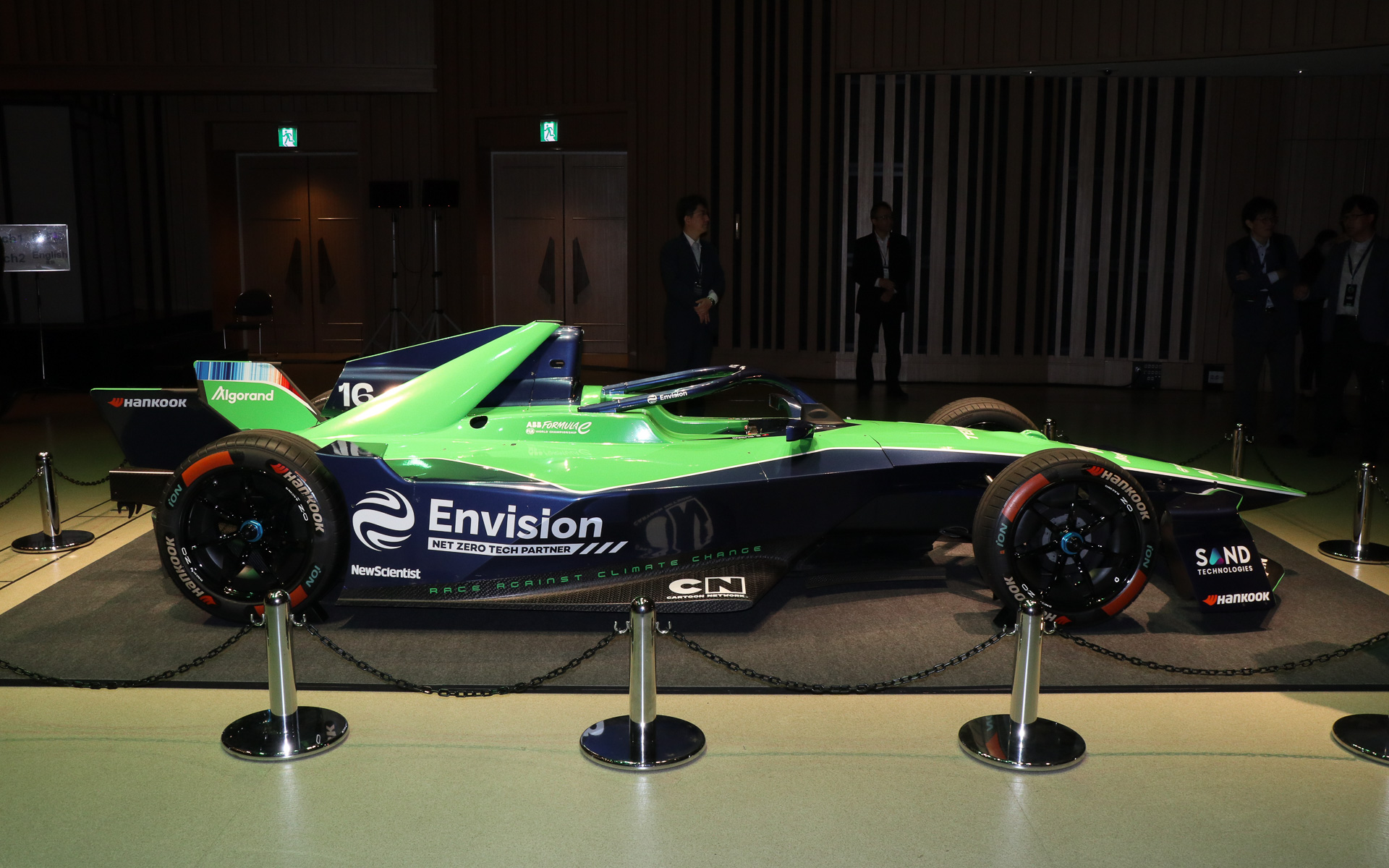 マシンもブエミ選手が担当する16号車が展示されていた