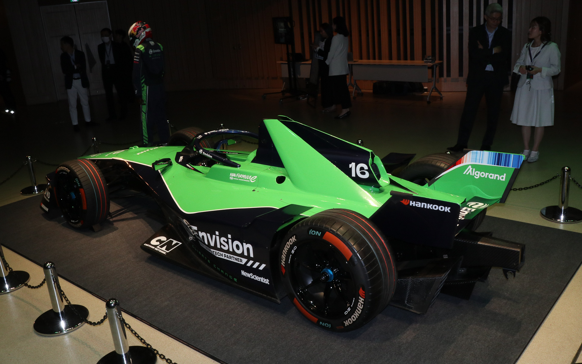 マシンもブエミ選手が担当する16号車が展示されていた