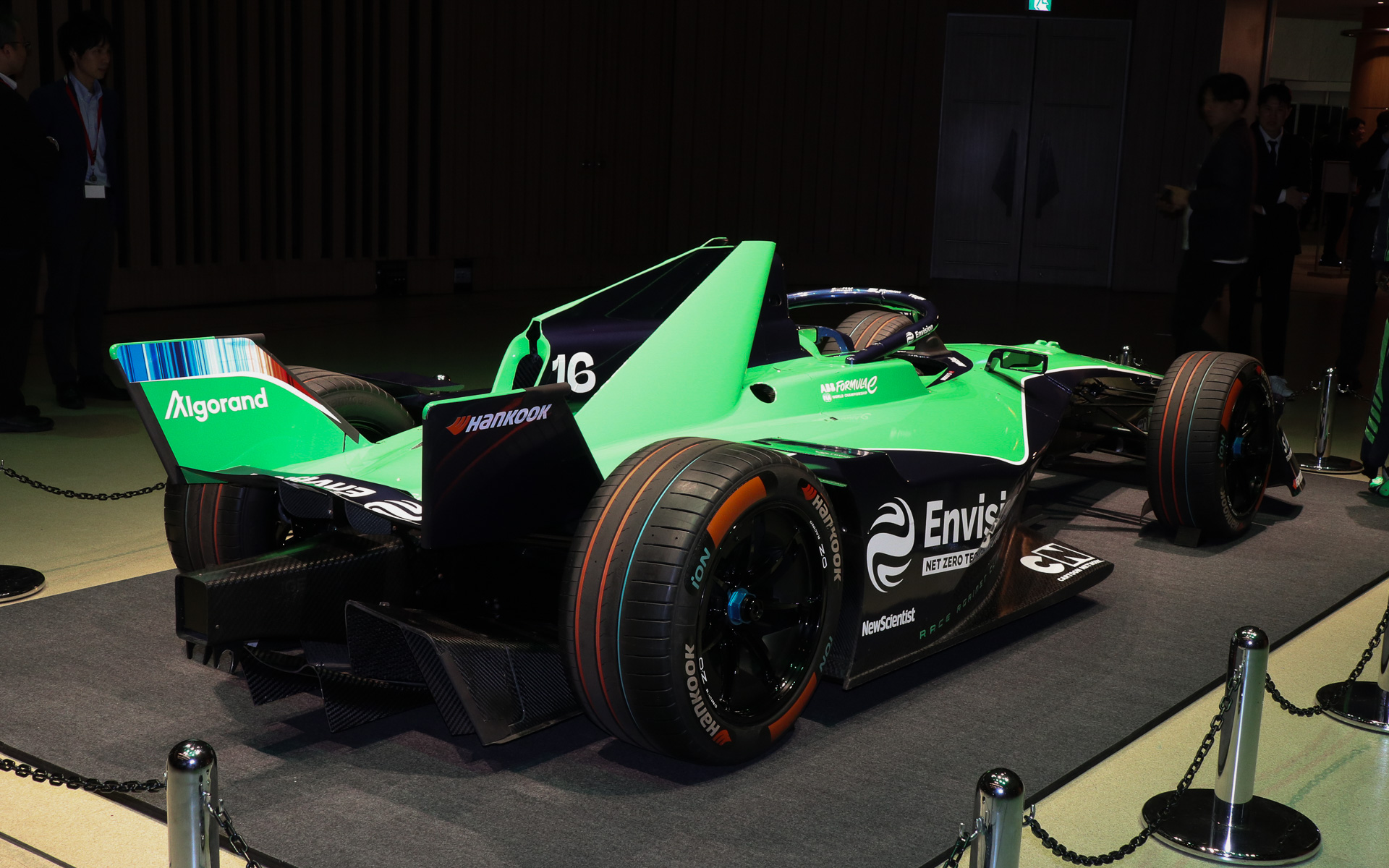 マシンもブエミ選手が担当する16号車が展示されていた