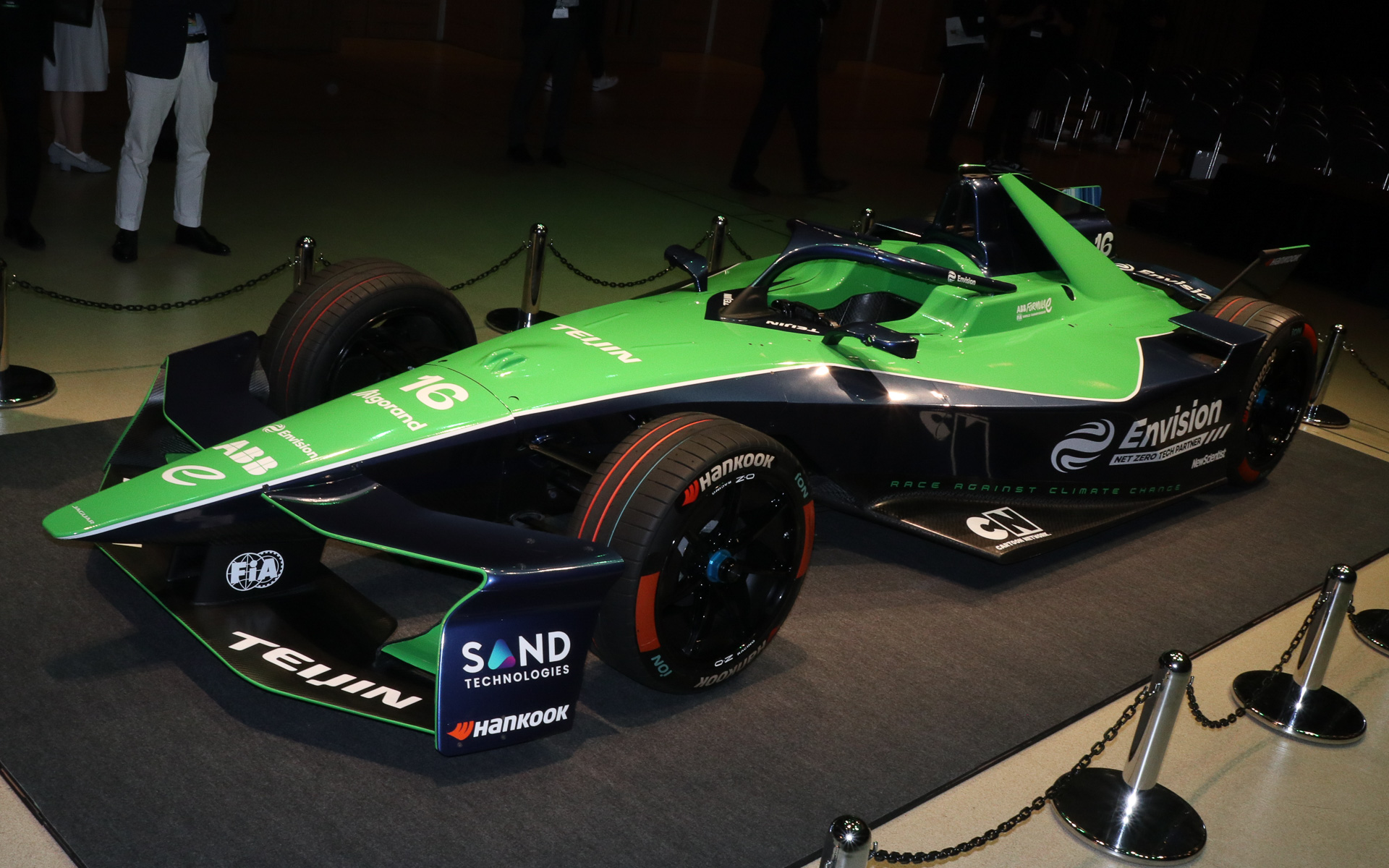 マシンもブエミ選手が担当する16号車が展示されていた