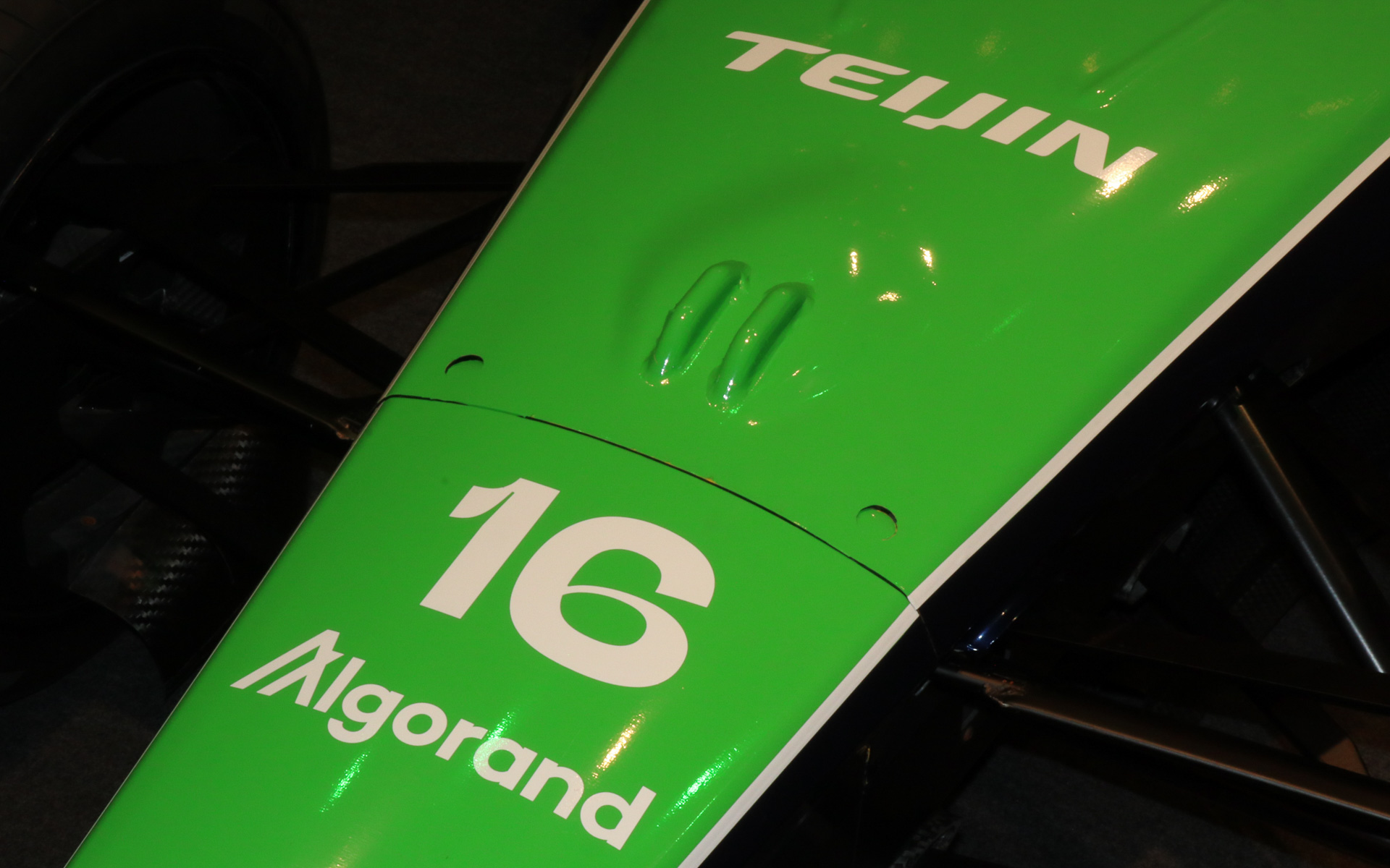 マシンもブエミ選手が担当する16号車が展示されていた