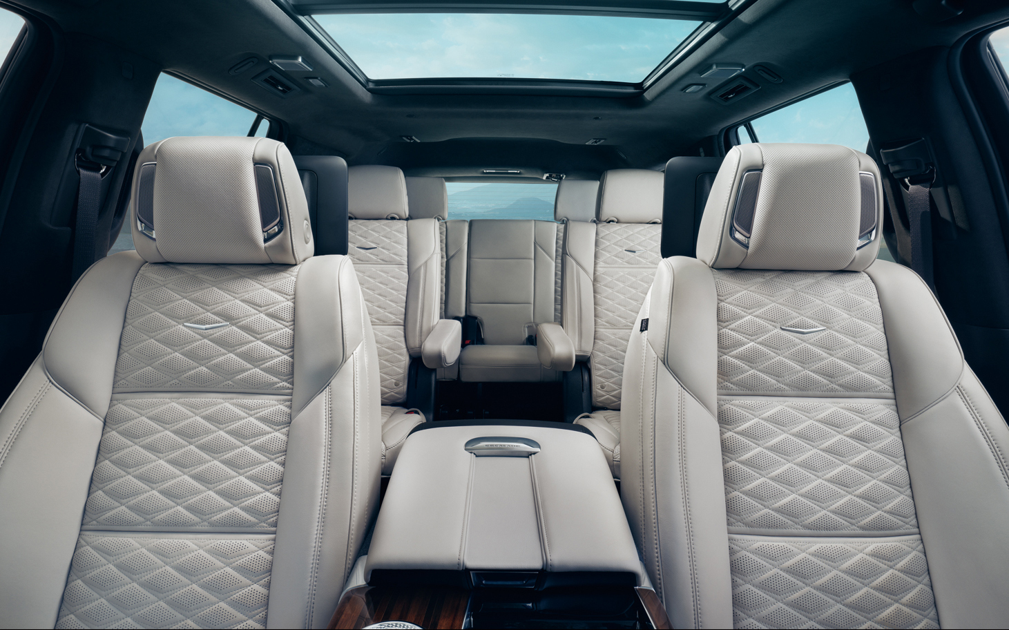 専用インテリアカラーのシェアグレイ・ジェットブラックアクセントにはファセットキルティングを施したセミアニリンのフルレザー仕様を使用