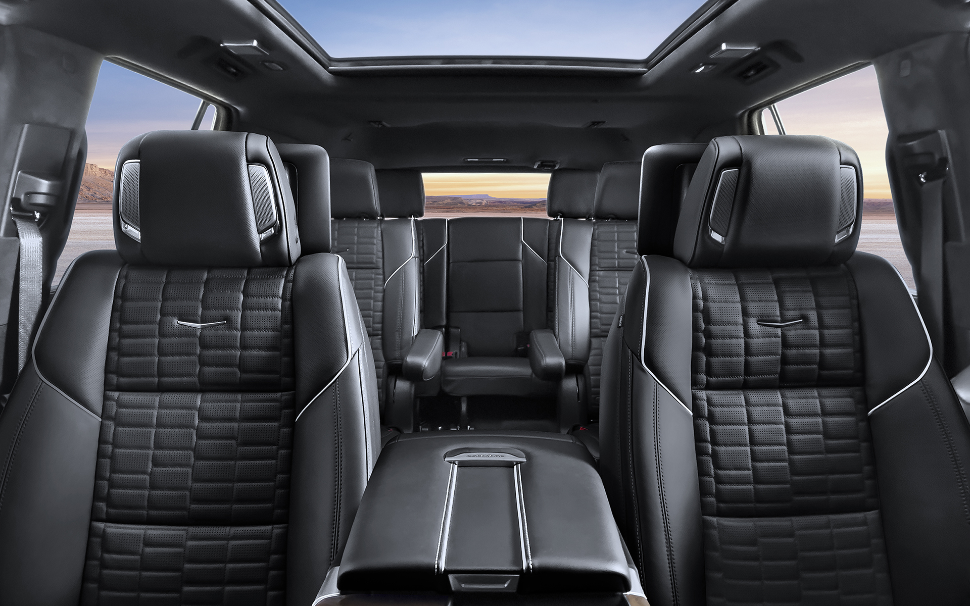 深みのある天然木や滑らかなセミアニリンレザーを用い、ヒーター＆ベンチレーション機能付き12ウェイ調整フロントパワーシートなどを採用