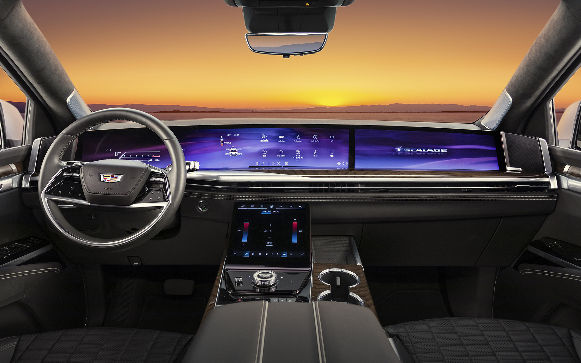 インテリアでは湾曲型55インチHDカーブド フロント ディスプレイを採用