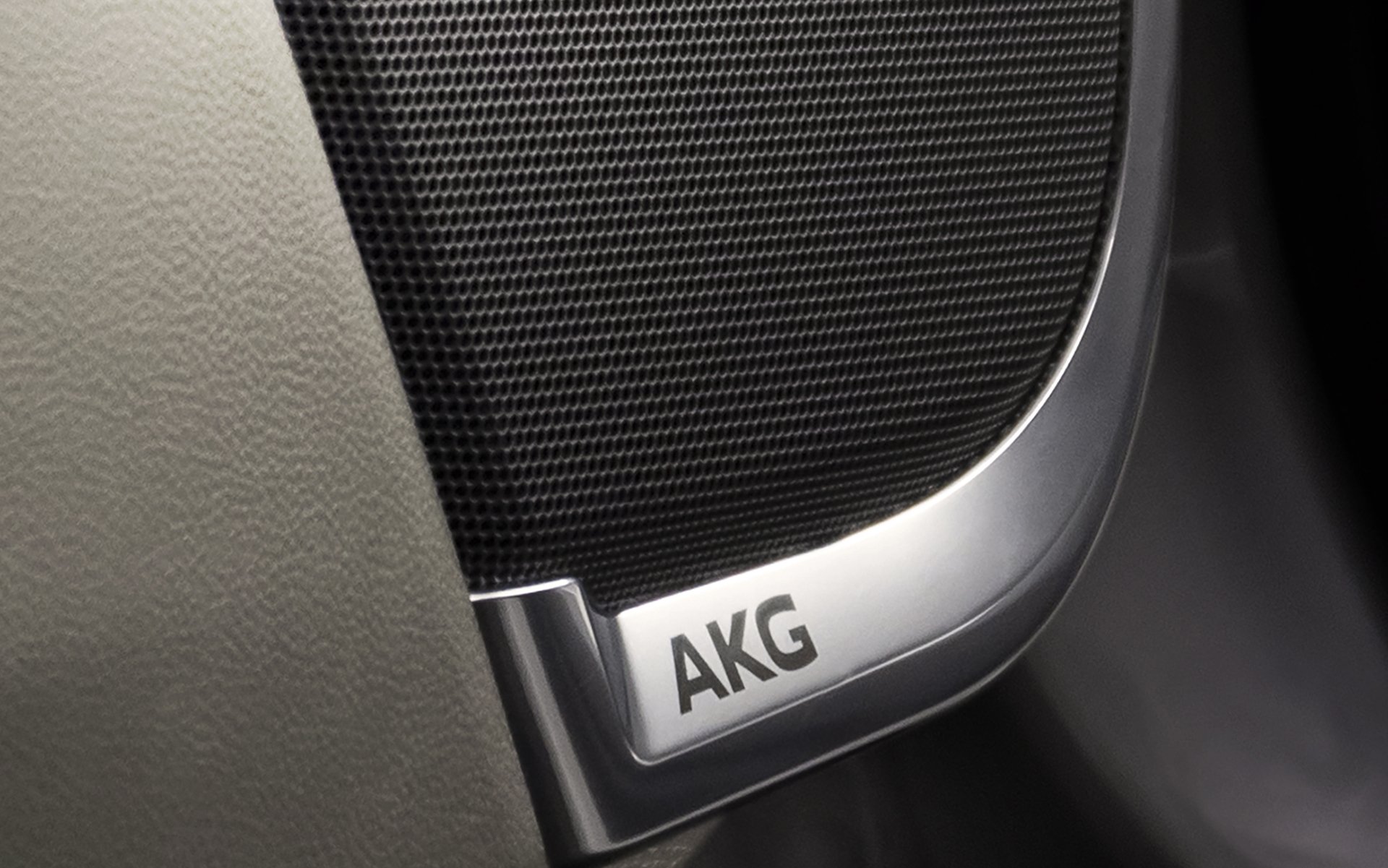 AKG製の車載サラウンドサウンドシステムをエスカレードで初めて車載用に採用